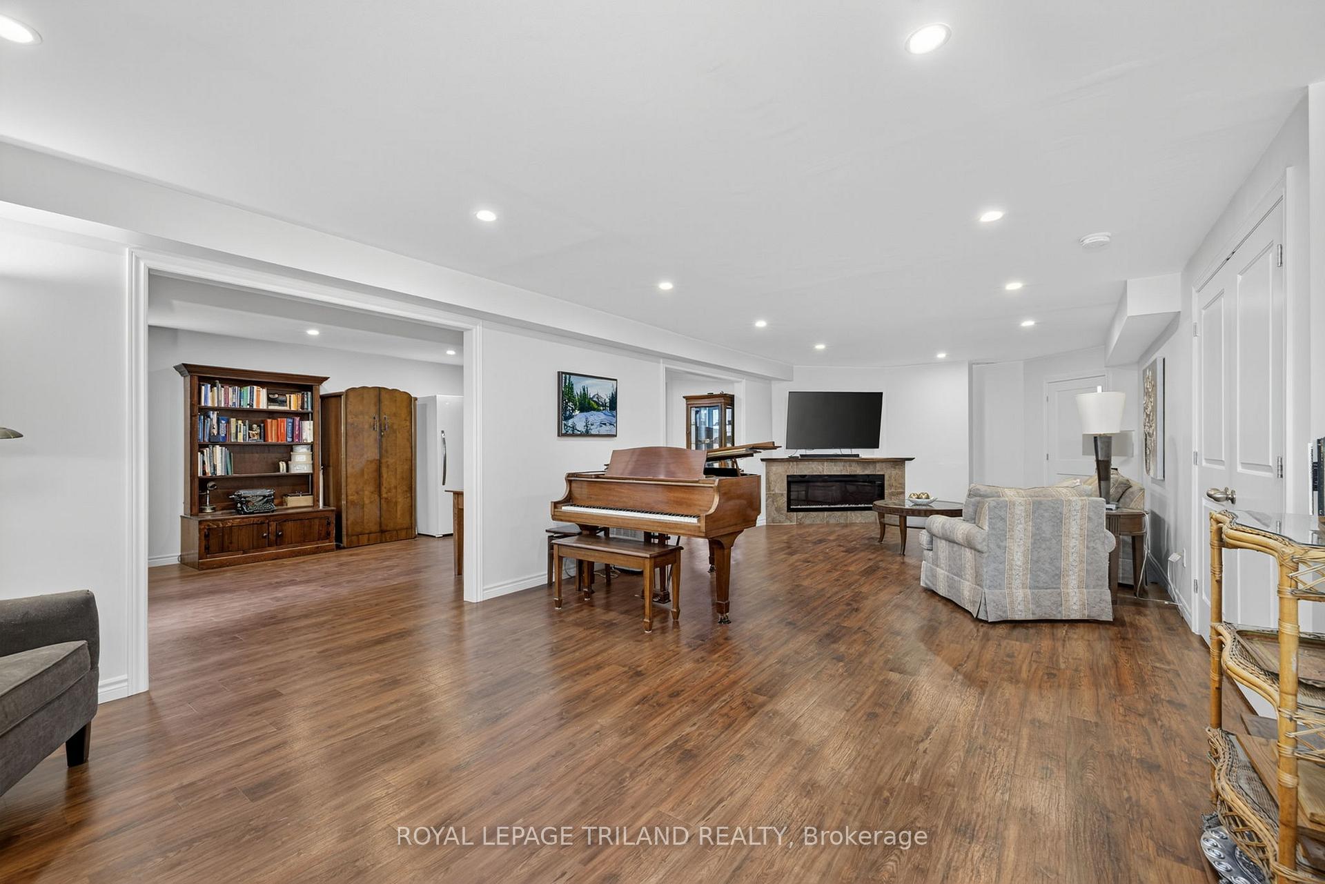 Photo 37 of 908 Collins Drive, London, South L — HOMEH