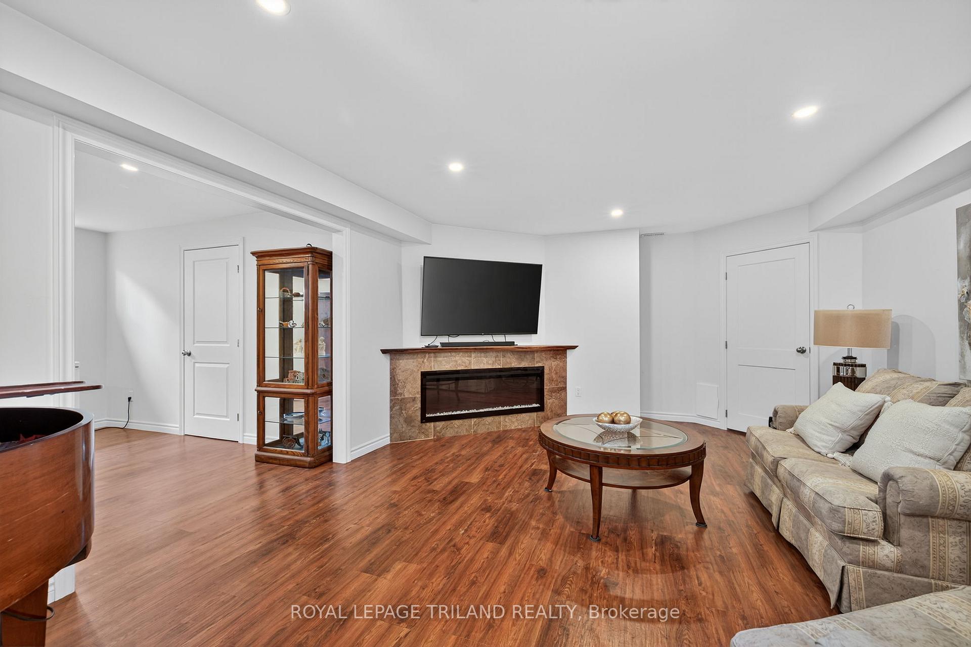 Photo 39 of 908 Collins Drive, London, South L — HOMEH