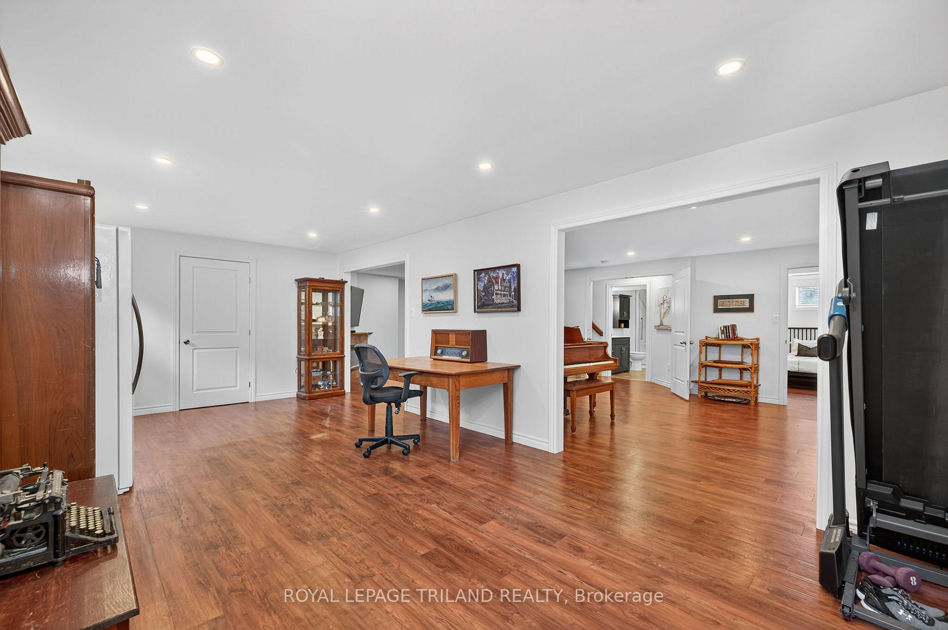 Photo 41 of 908 Collins Drive, London, South L — HOMEH