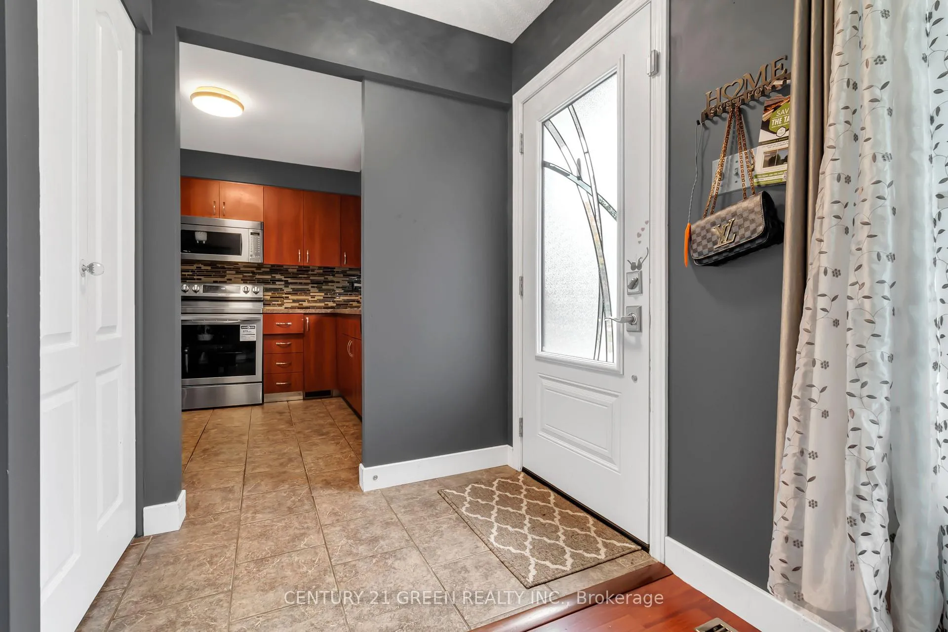 Photo 8 of 126 Carlyle Drive, London, East I — HOMEH