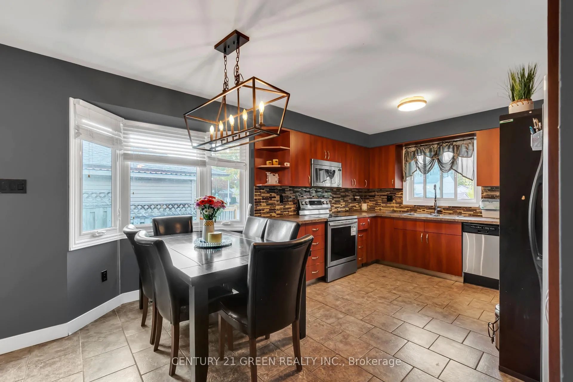 Photo 12 of 126 Carlyle Drive, London, East I — HOMEH