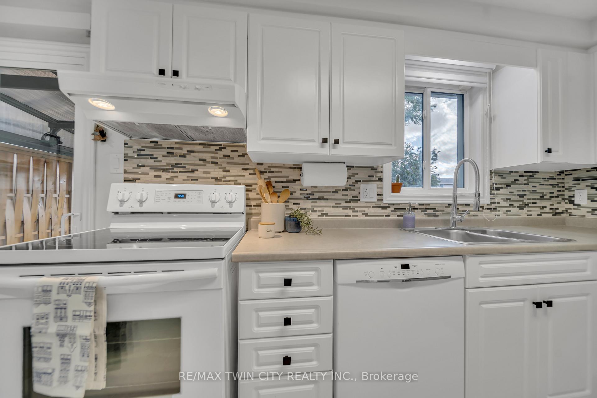 Photo 7 of 477 Strasburg Road, Kitchener — HOMEH