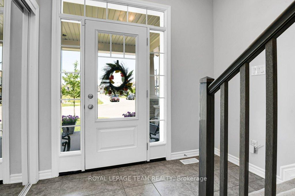 Photo 5 of 304 Ponderosa Street E, Ottawa, Kanata - Emerald Meadows/Trailwest — HOMEH