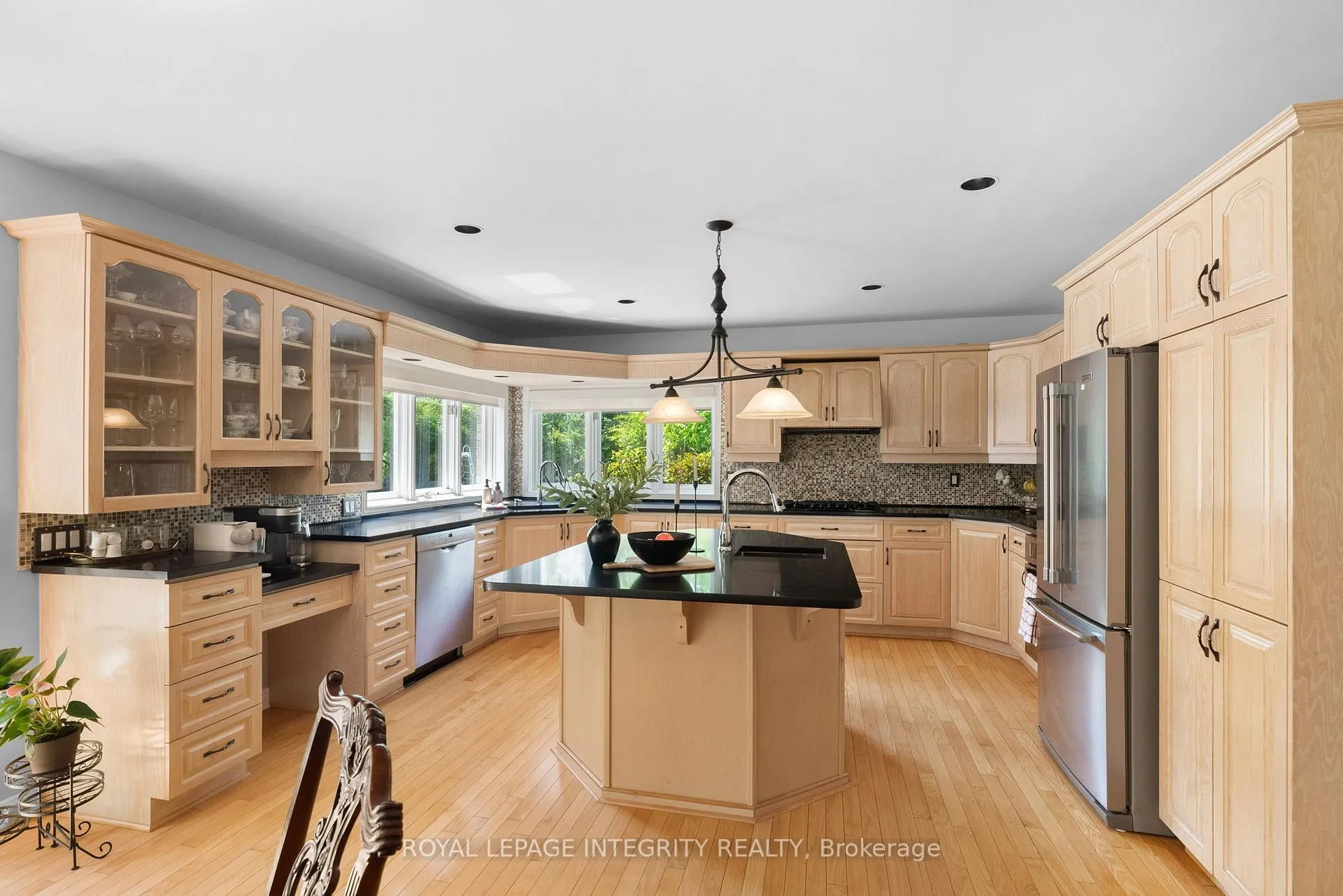 Photo 10 of 22 Marchbrook Circle, Ottawa, Kanata - Rural Kanata (Central) — HOMEH