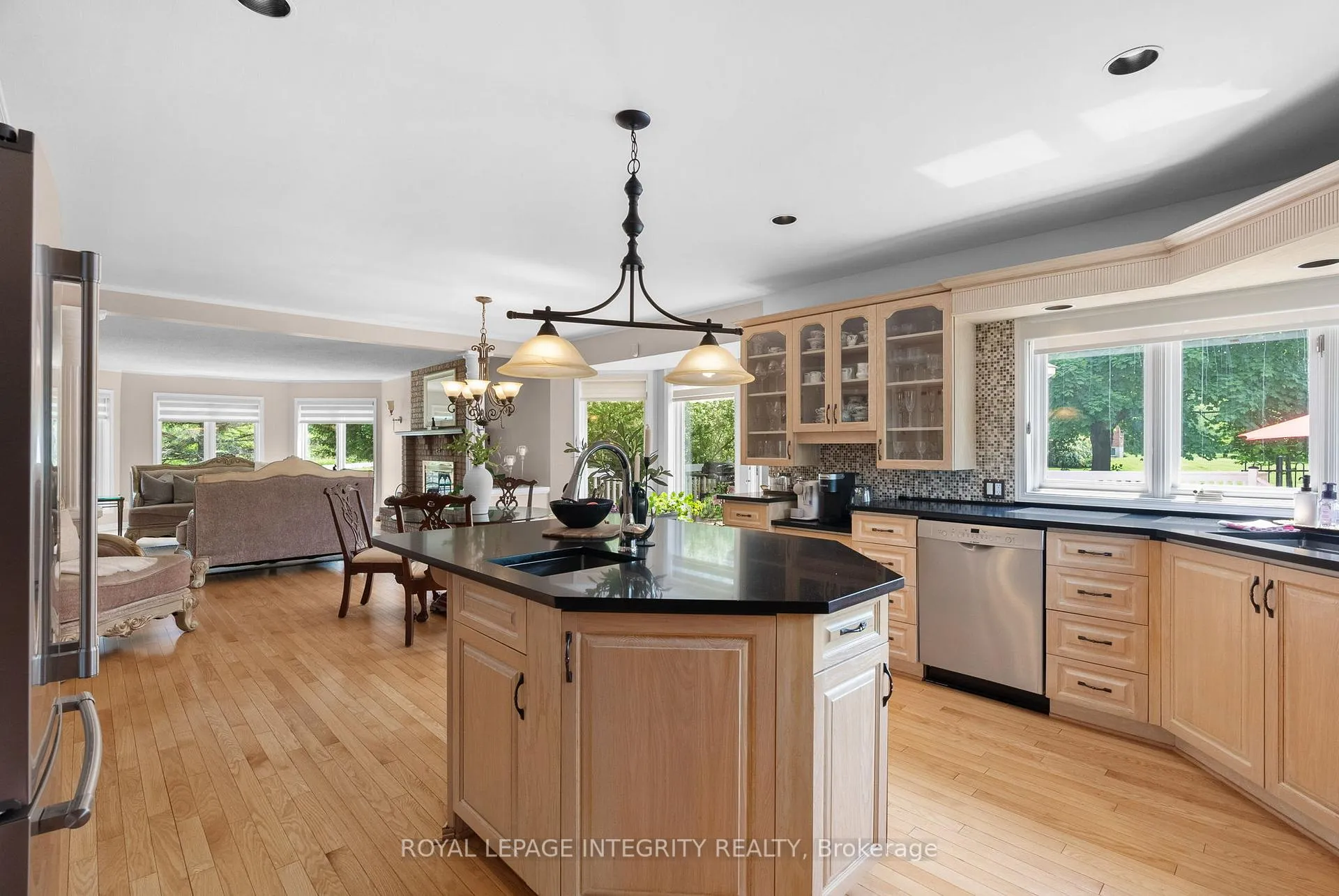 Photo 13 of 22 Marchbrook Circle, Ottawa, Kanata - Rural Kanata (Central) — HOMEH