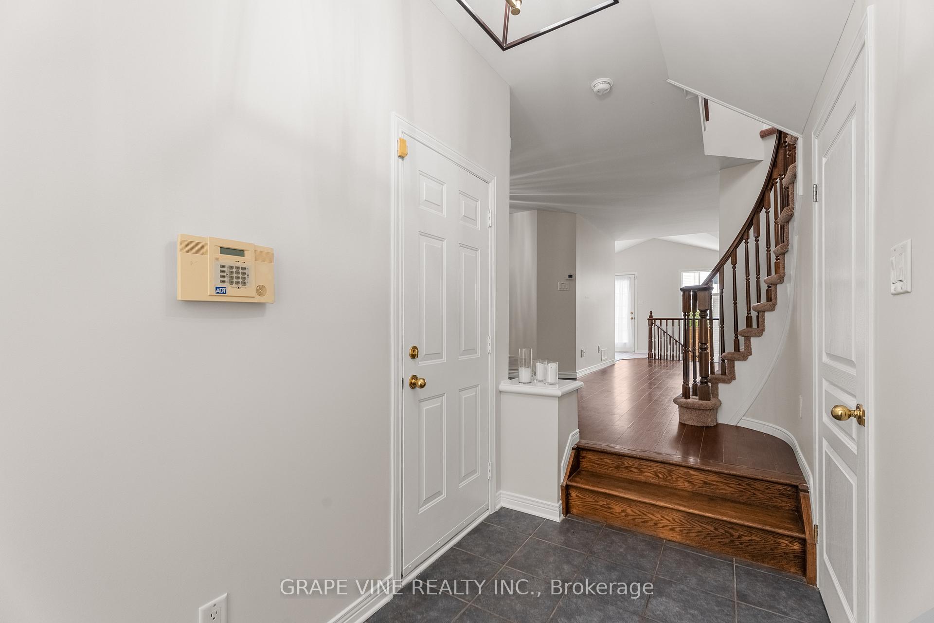 Photo 10 of 19 Gray Crescent, Ottawa, Kanata - Beaverbrook — HOMEH