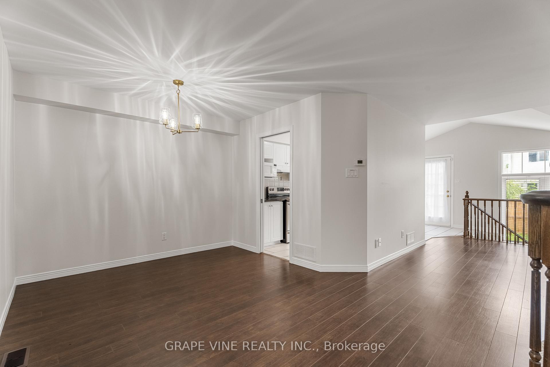 Photo 12 of 19 Gray Crescent, Ottawa, Kanata - Beaverbrook — HOMEH