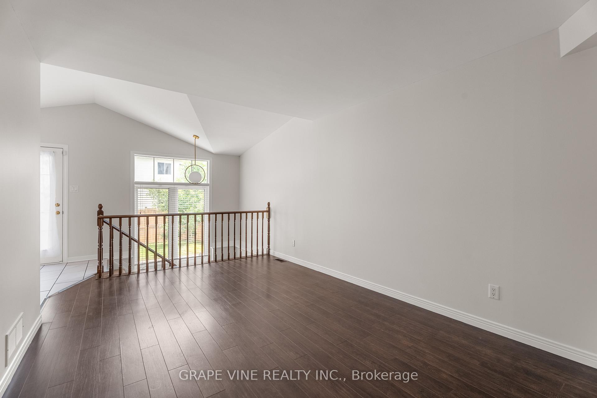 Photo 16 of 19 Gray Crescent, Ottawa, Kanata - Beaverbrook — HOMEH