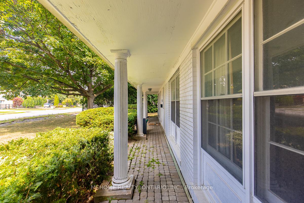Photo 3 of 9 Laureleaf Road, Markham, Bayview Glen — HOMEH