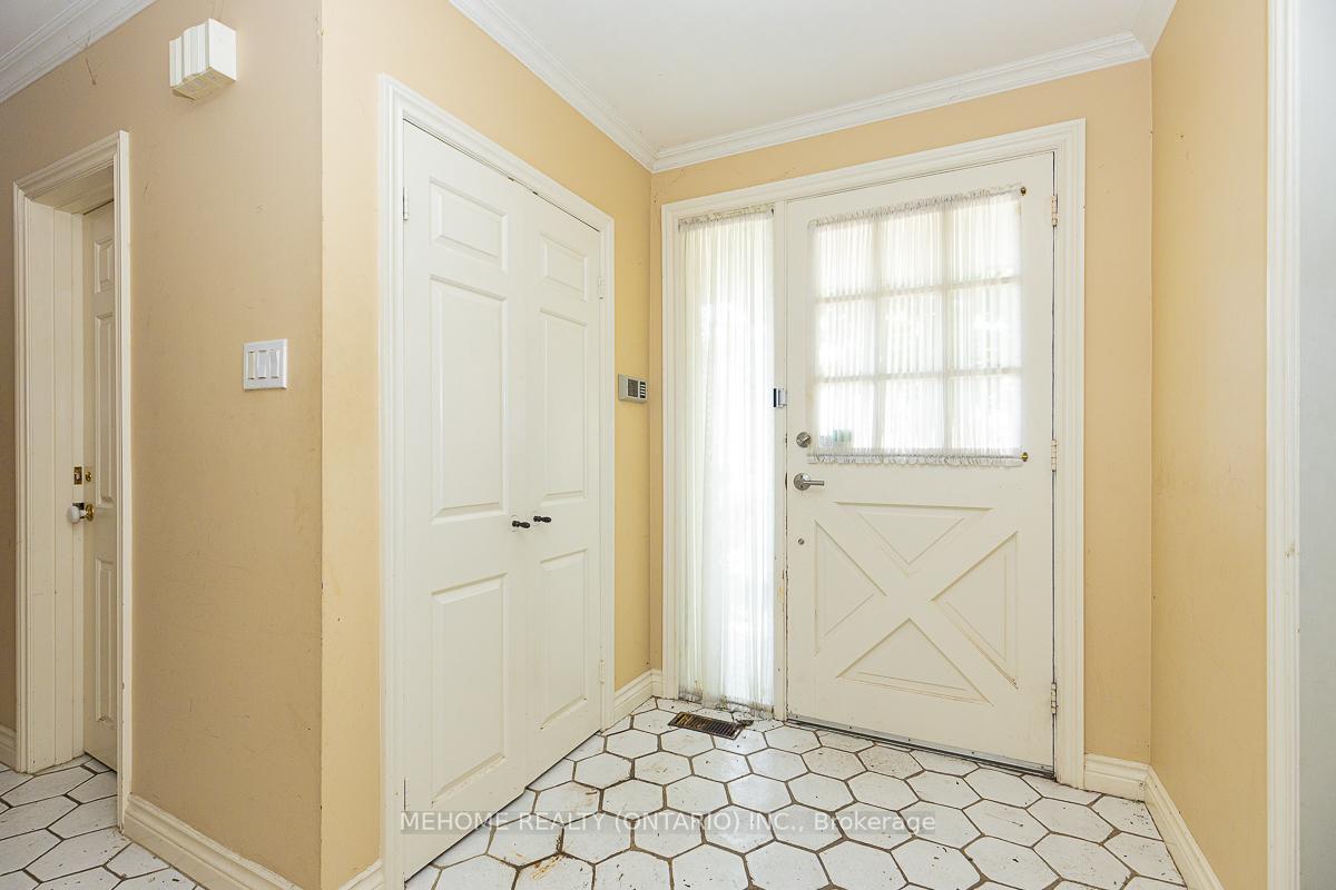 Photo 4 of 9 Laureleaf Road, Markham, Bayview Glen — HOMEH