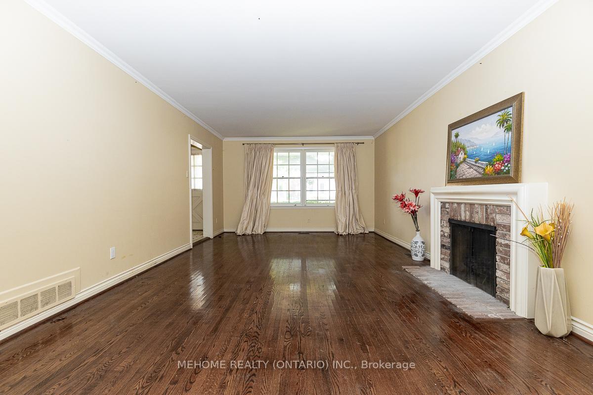 Photo 5 of 9 Laureleaf Road, Markham, Bayview Glen — HOMEH