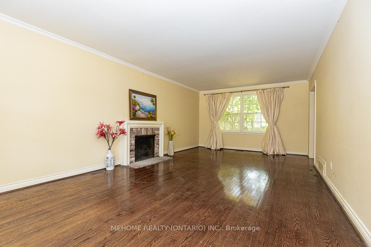 Photo 6 of 9 Laureleaf Road, Markham, Bayview Glen — HOMEH