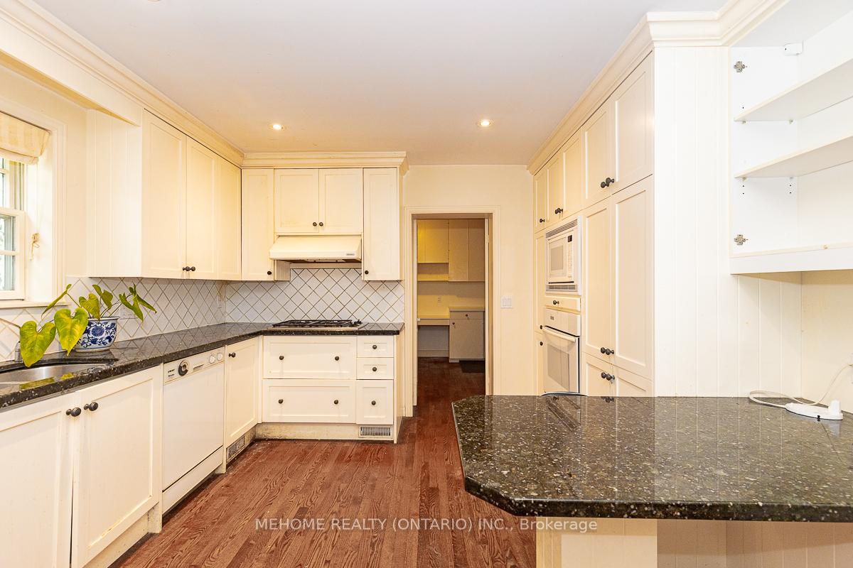 Photo 10 of 9 Laureleaf Road, Markham, Bayview Glen — HOMEH
