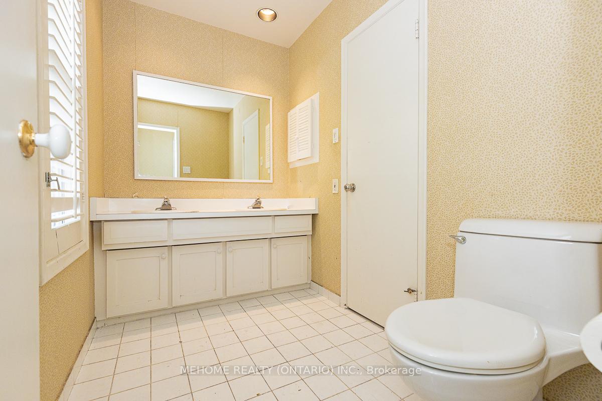 Photo 14 of 9 Laureleaf Road, Markham, Bayview Glen — HOMEH