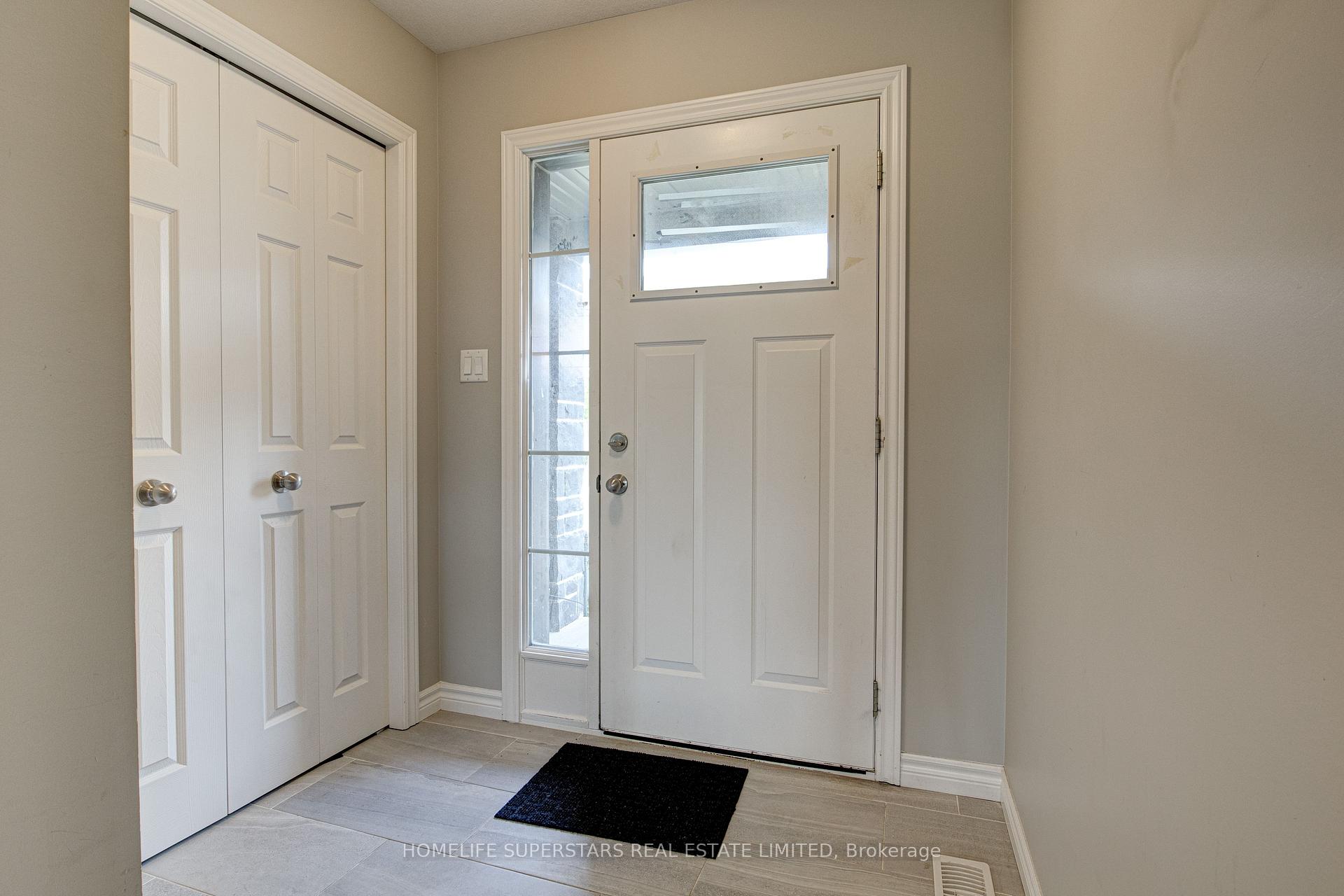Photo 2 of 33 Woodedge Circle, Kitchener, Huron Park — HOMEH