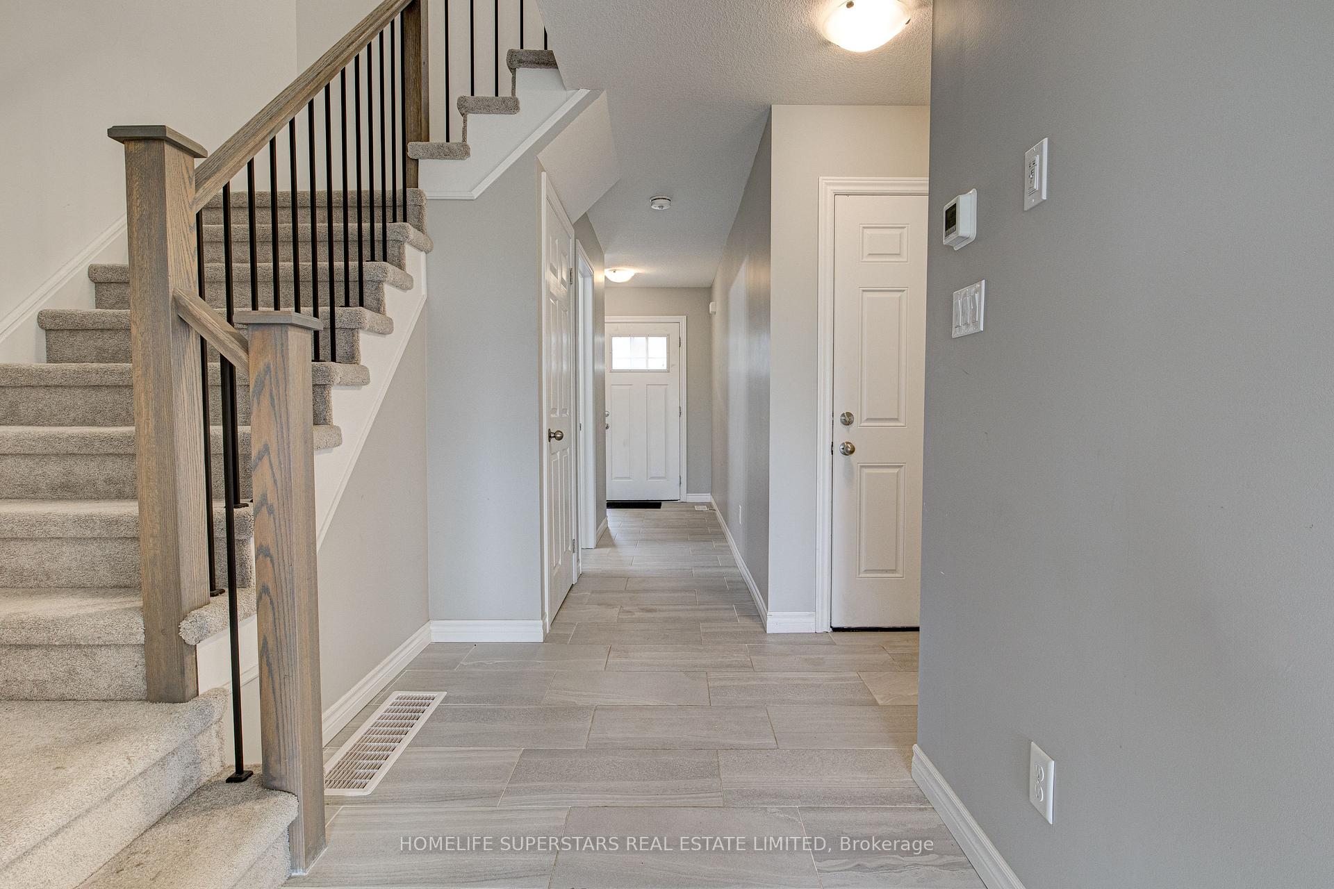 Photo 4 of 33 Woodedge Circle, Kitchener, Huron Park — HOMEH