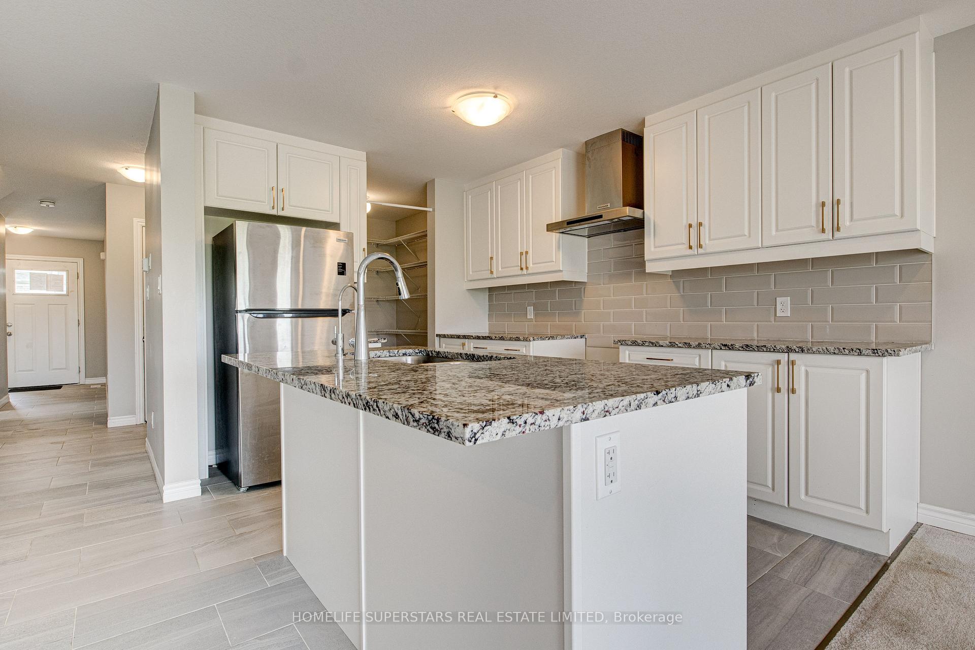Photo 7 of 33 Woodedge Circle, Kitchener, Huron Park — HOMEH