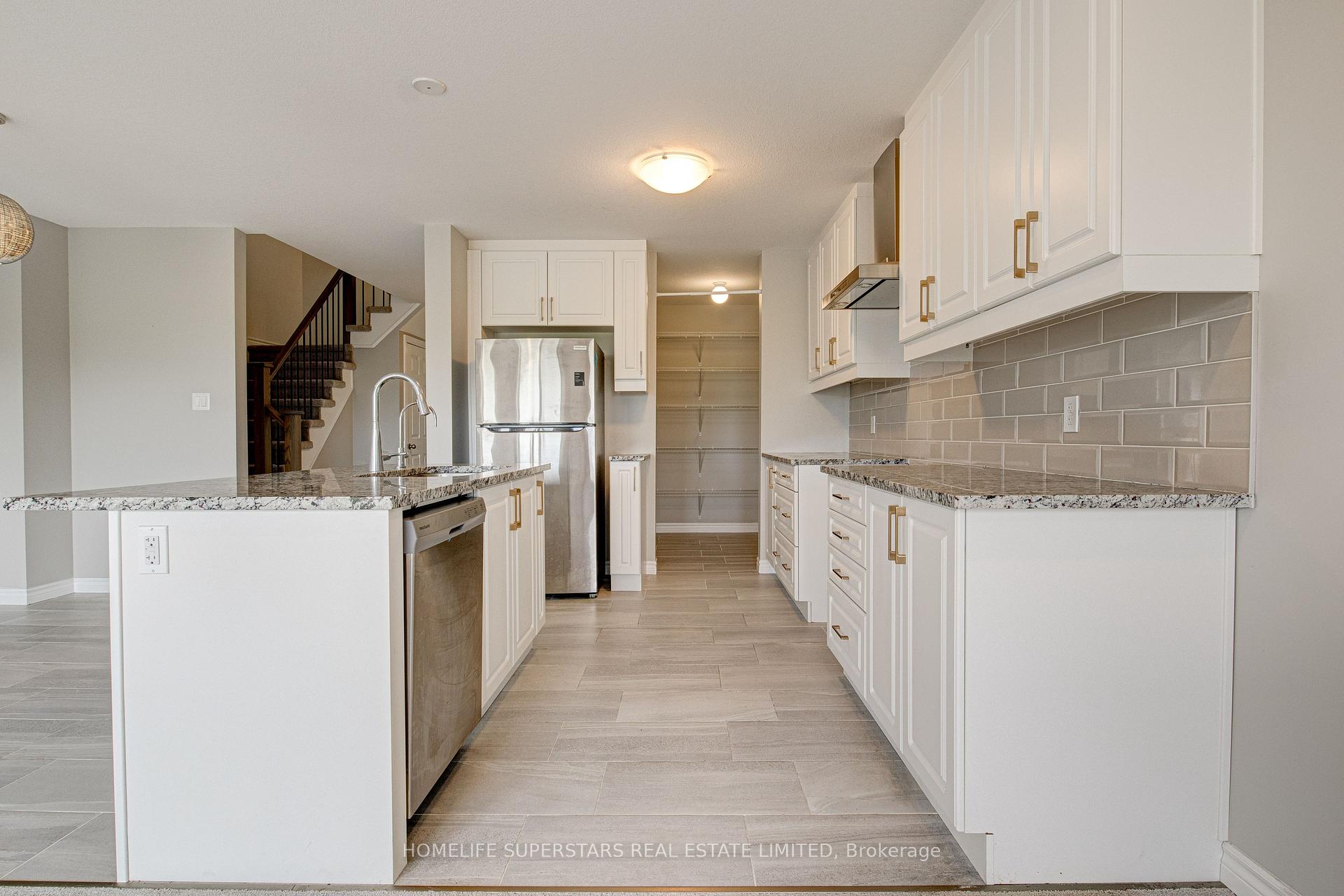 Photo 8 of 33 Woodedge Circle, Kitchener, Huron Park — HOMEH
