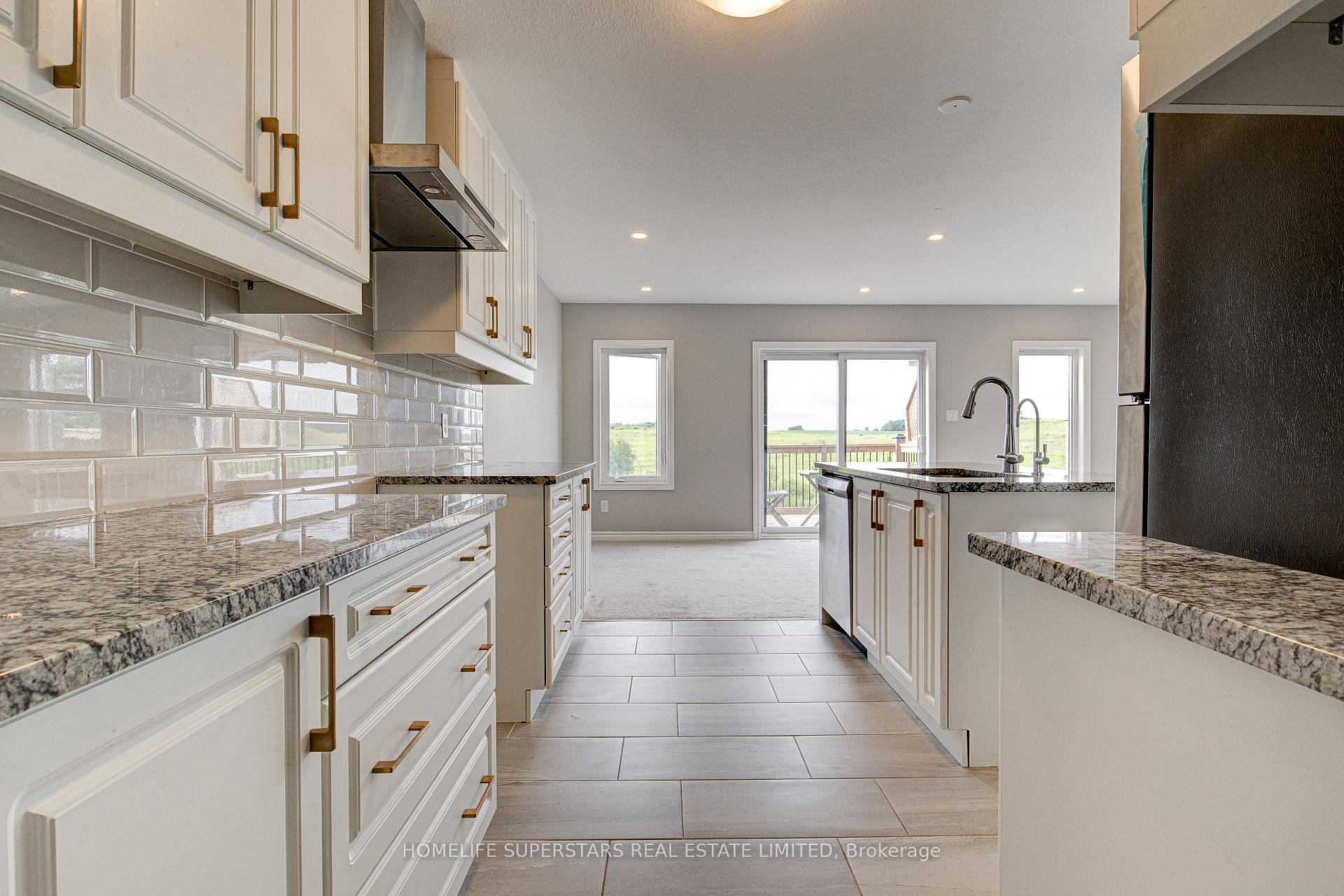 Photo 10 of 33 Woodedge Circle, Kitchener, Huron Park — HOMEH