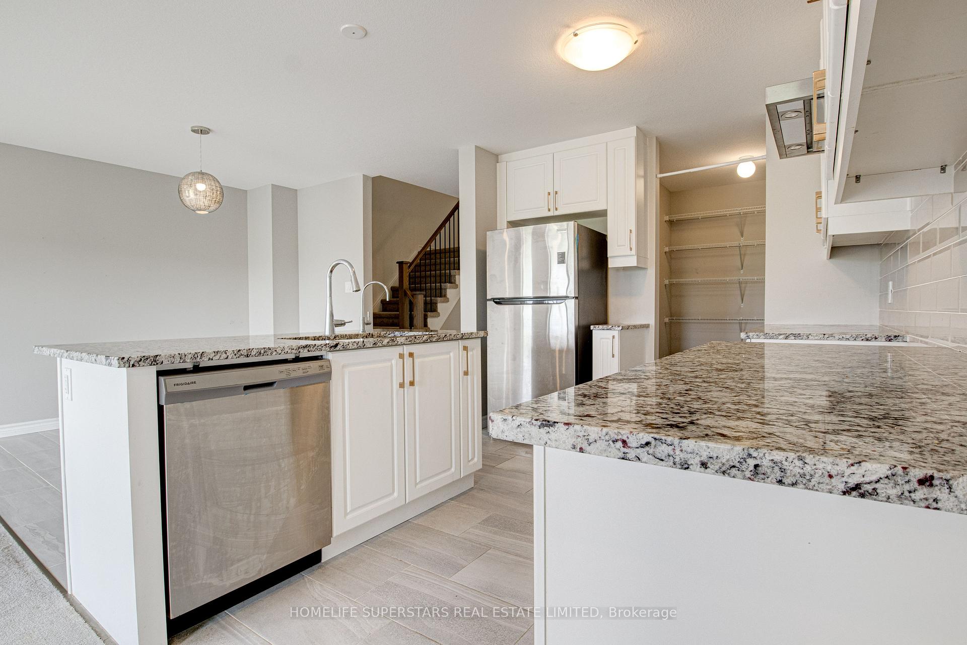 Photo 12 of 33 Woodedge Circle, Kitchener, Huron Park — HOMEH