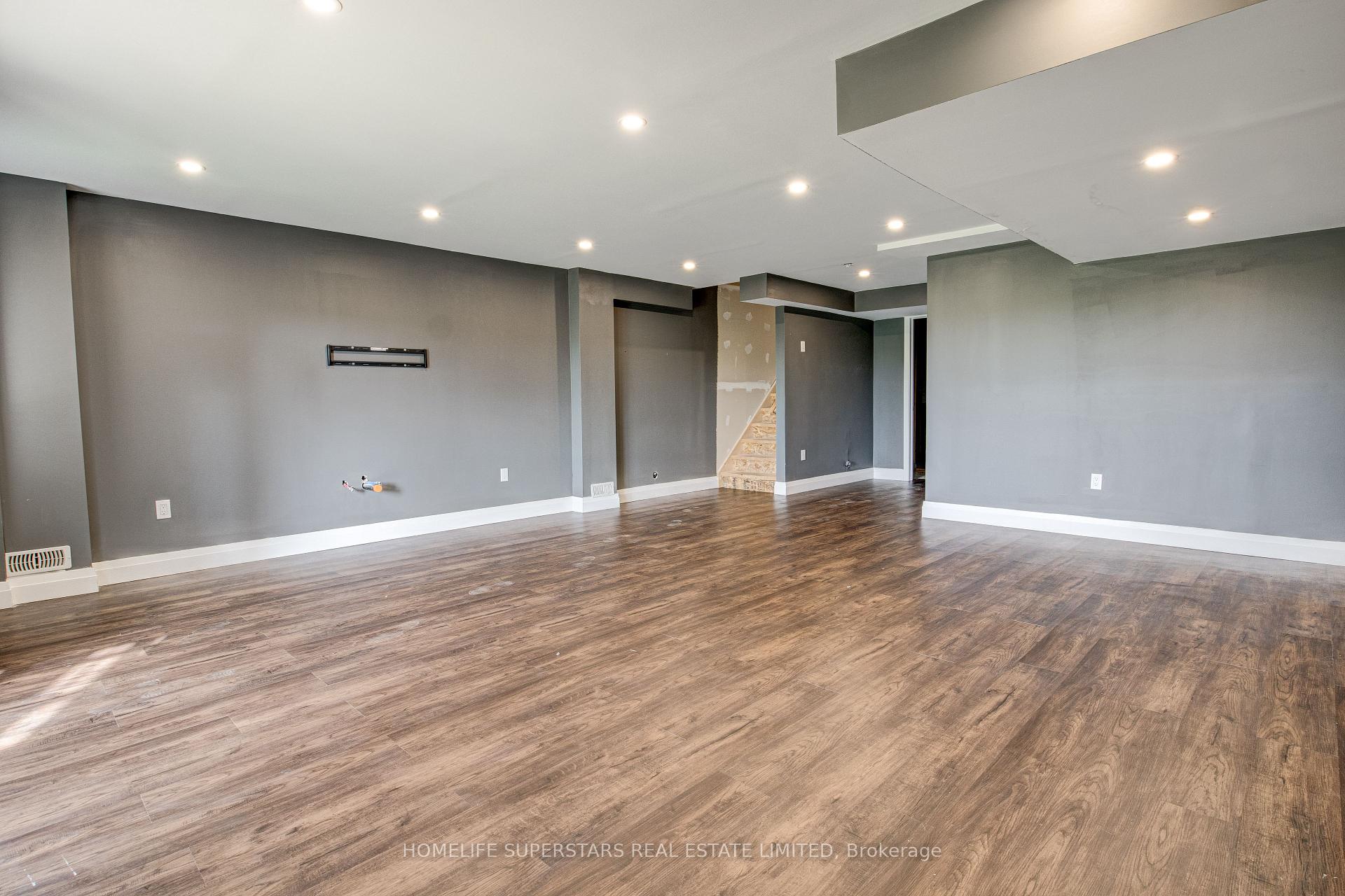 Photo 37 of 33 Woodedge Circle, Kitchener, Huron Park — HOMEH