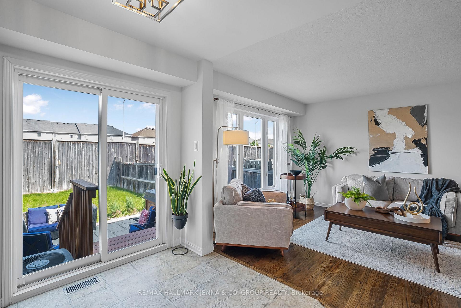 Photo 11 of 304 Brigitta Street, Ottawa, Kanata - Emerald Meadows/Trailwest — HOMEH