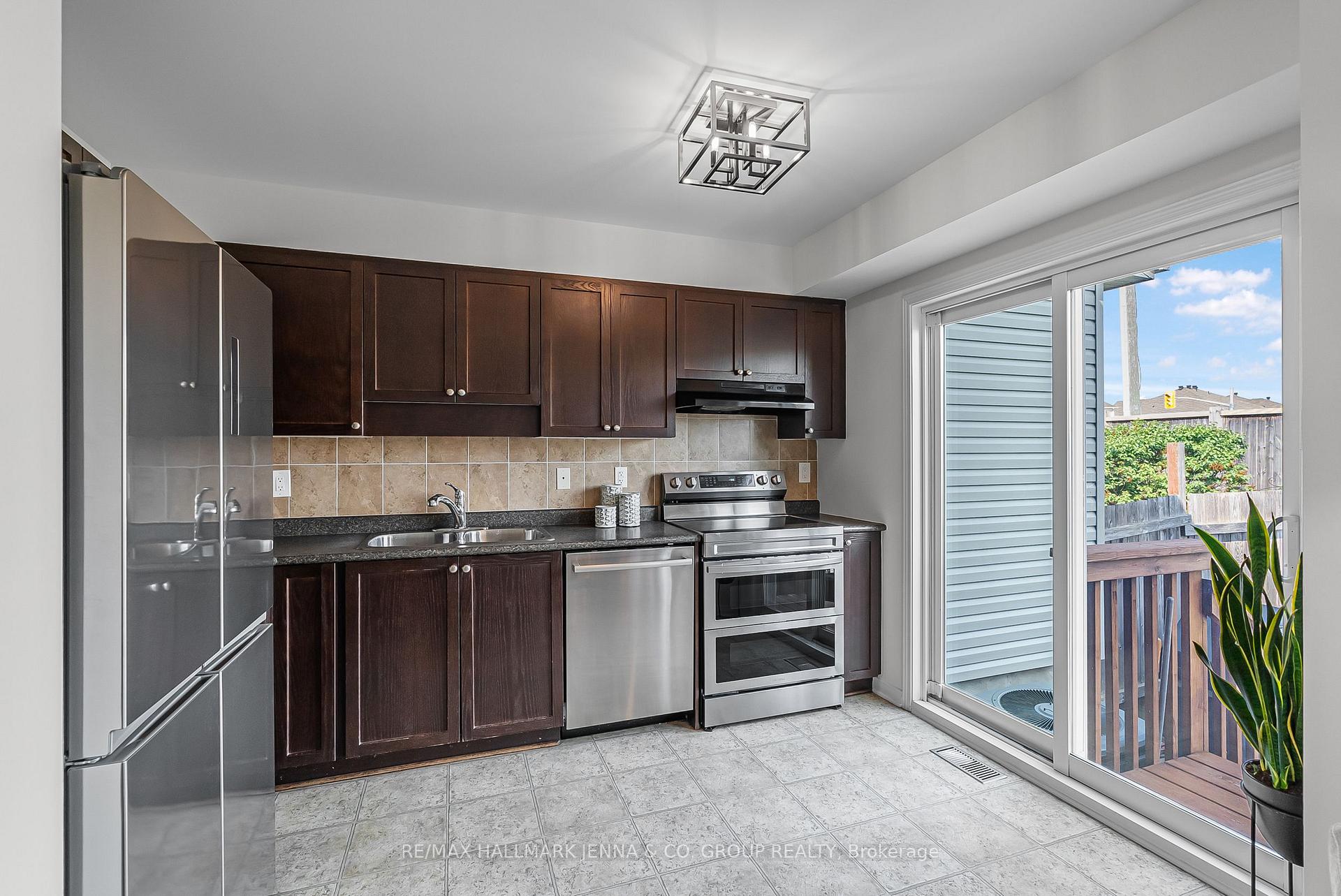 Photo 12 of 304 Brigitta Street, Ottawa, Kanata - Emerald Meadows/Trailwest — HOMEH