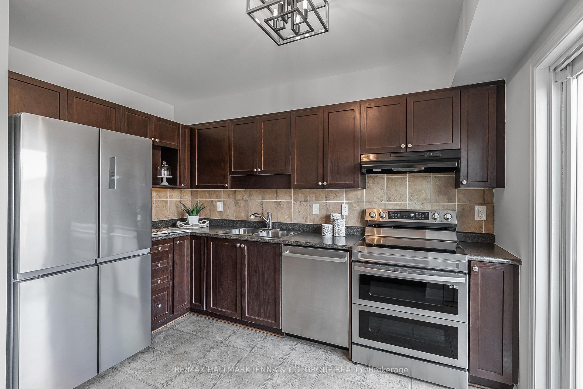 Photo 13 of 304 Brigitta Street, Ottawa, Kanata - Emerald Meadows/Trailwest — HOMEH