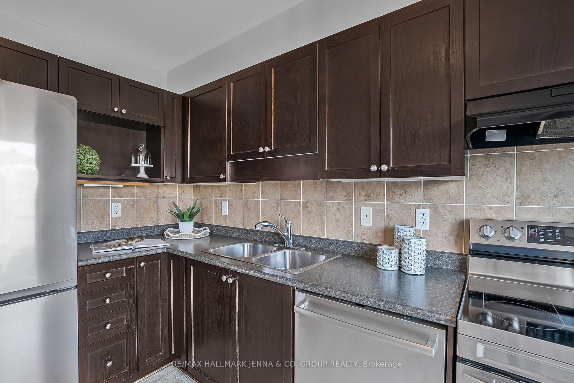 Photo 14 of 304 Brigitta Street, Ottawa, Kanata - Emerald Meadows/Trailwest — HOMEH