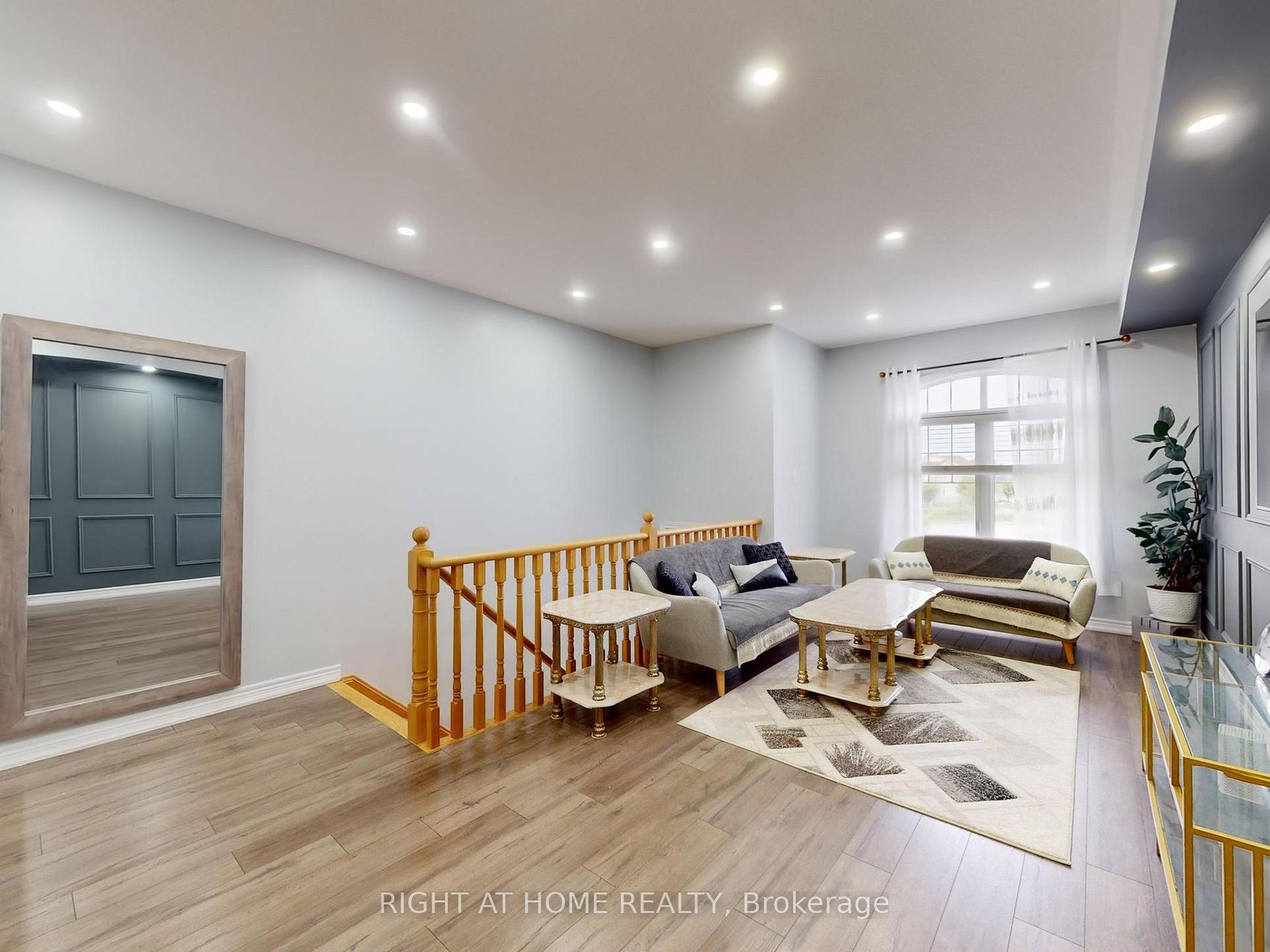 Photo 2 of 168 Dundas Way N, Markham, Greensborough — HOMEH