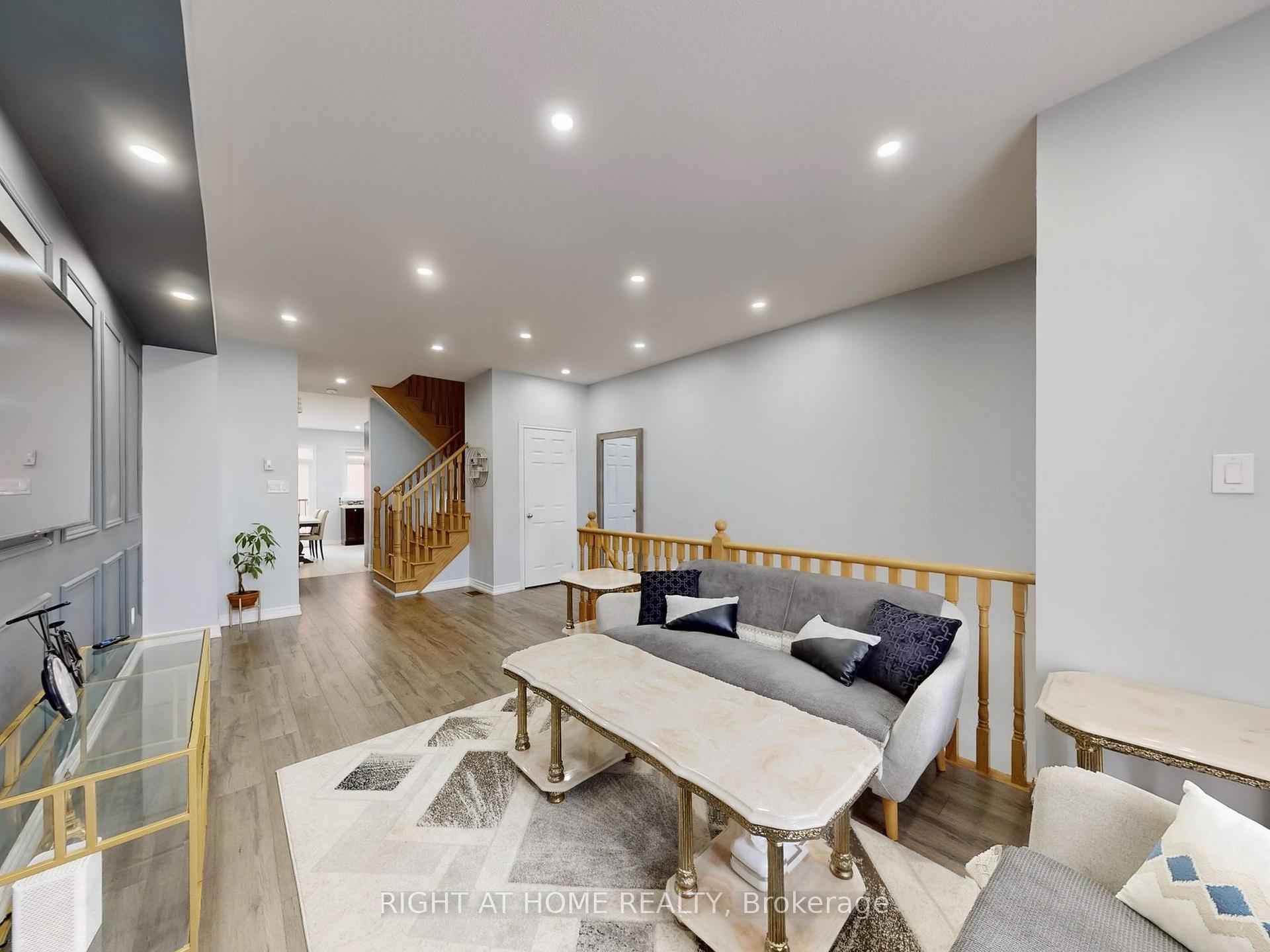 Photo 5 of 168 Dundas Way N, Markham, Greensborough — HOMEH