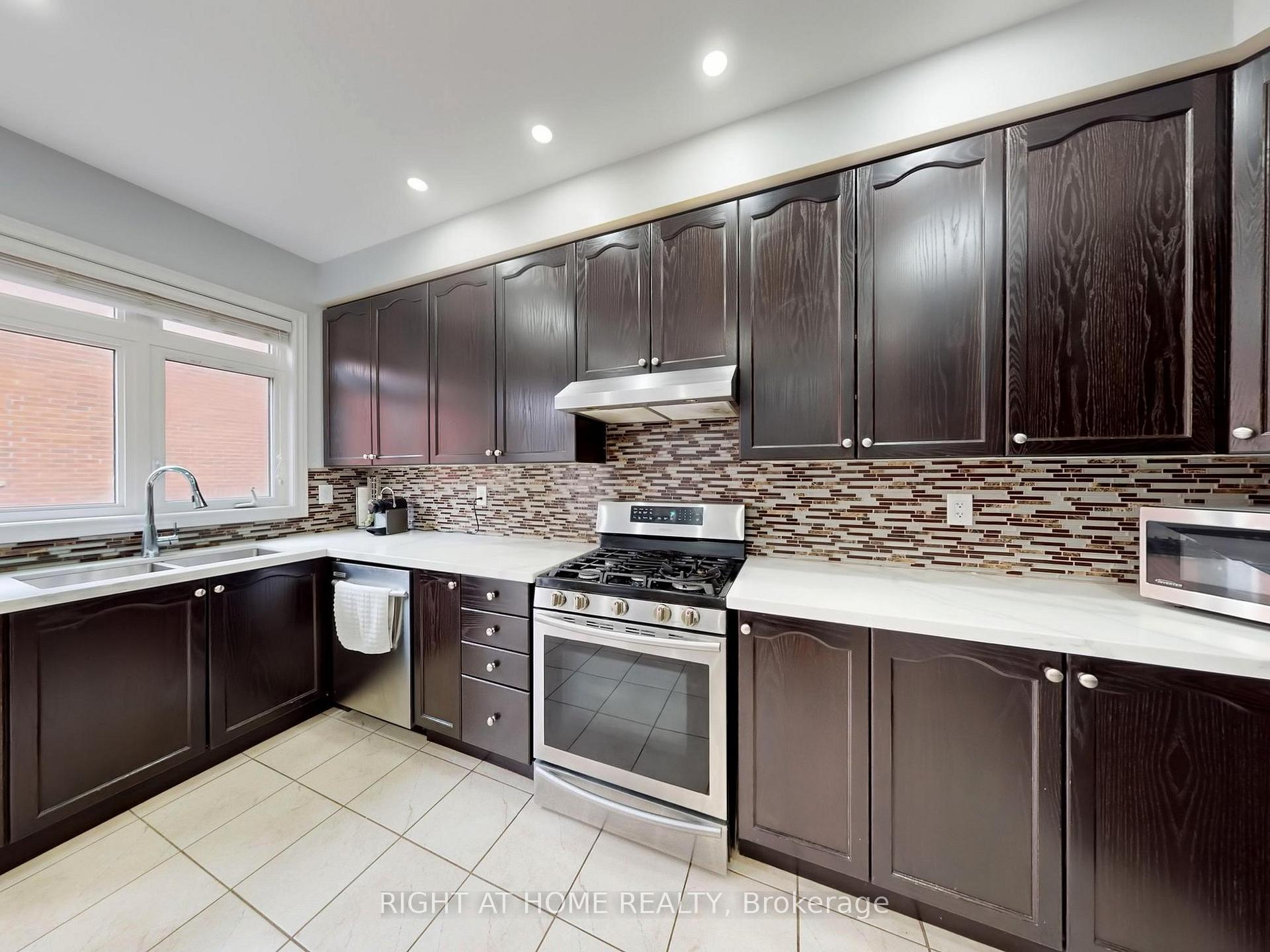 Photo 7 of 168 Dundas Way N, Markham, Greensborough — HOMEH