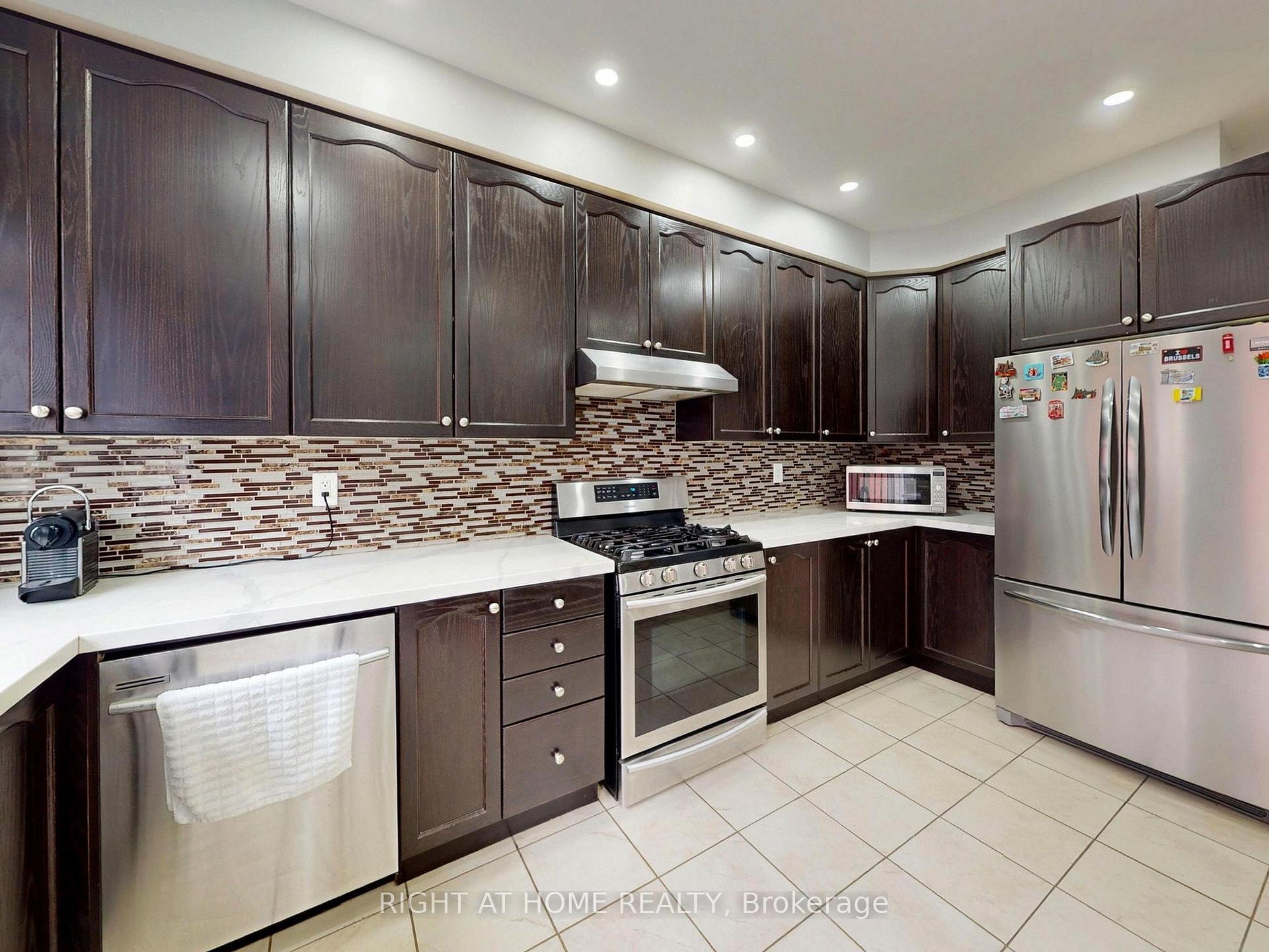 Photo 8 of 168 Dundas Way N, Markham, Greensborough — HOMEH