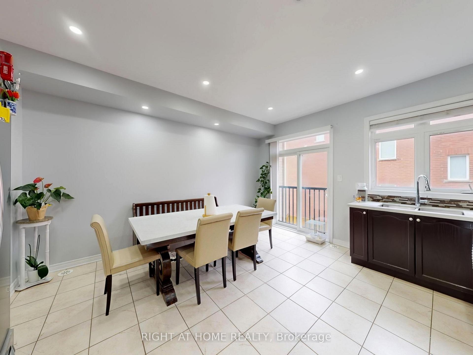 Photo 10 of 168 Dundas Way N, Markham, Greensborough — HOMEH