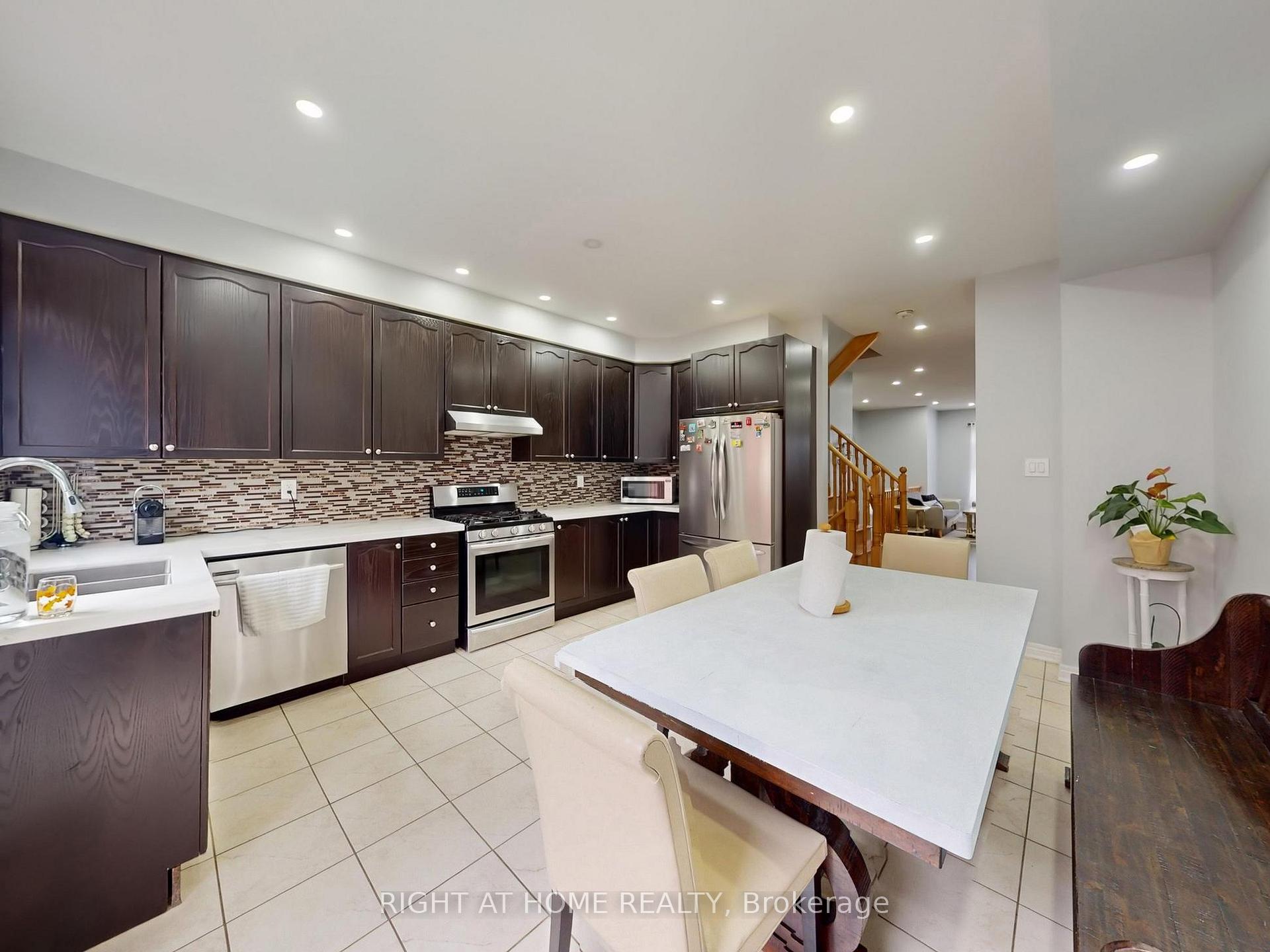 Photo 11 of 168 Dundas Way N, Markham, Greensborough — HOMEH