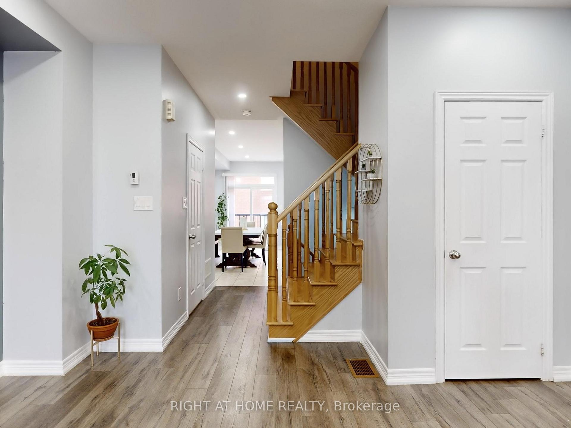 Photo 17 of 168 Dundas Way N, Markham, Greensborough — HOMEH