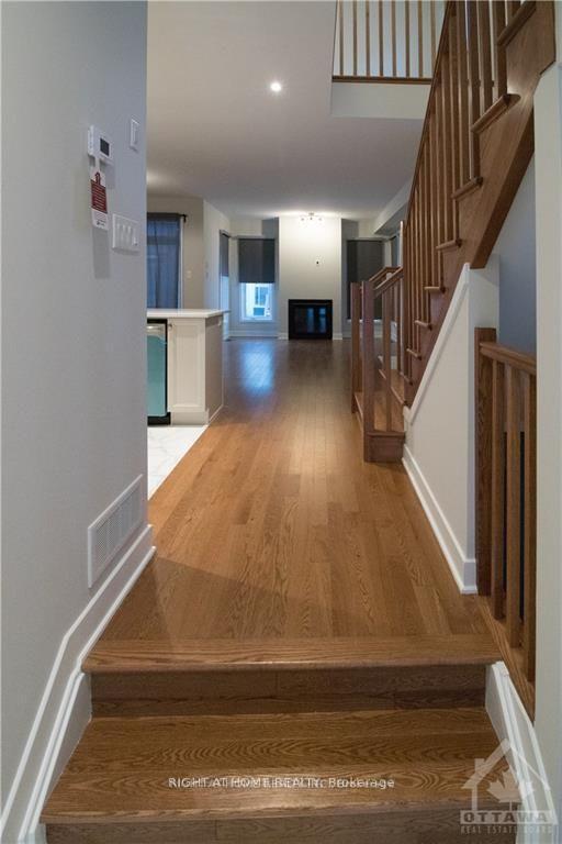 Photo 5 of 34 Plank Street, Ottawa, Kanata - Emerald Meadows/Trailwest — HOMEH