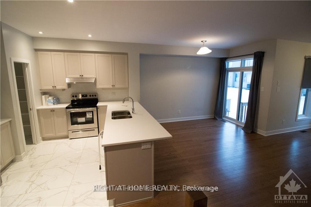 Photo 10 of 34 Plank Street, Ottawa, Kanata - Emerald Meadows/Trailwest — HOMEH