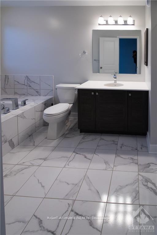 Photo 14 of 34 Plank Street, Ottawa, Kanata - Emerald Meadows/Trailwest — HOMEH