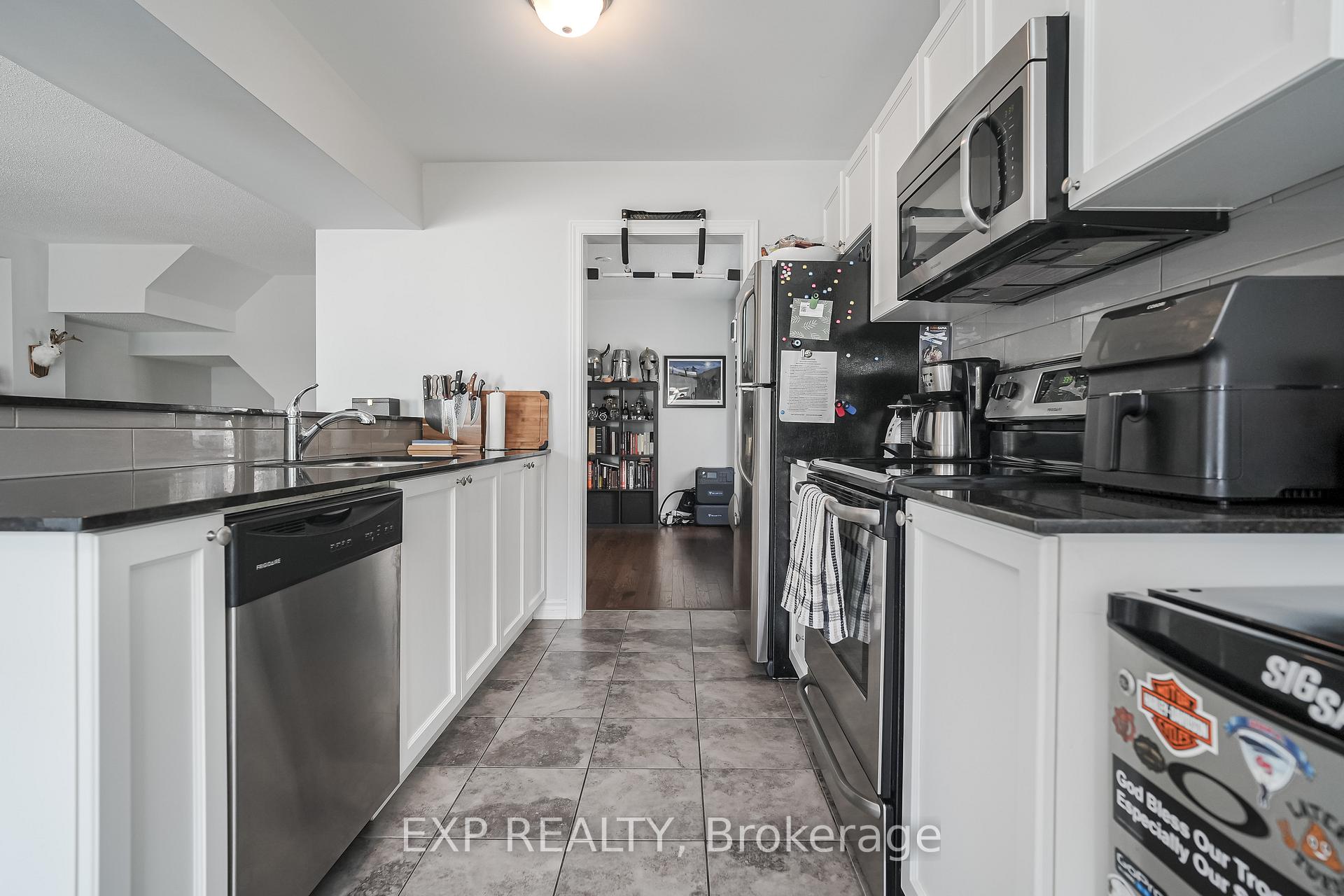 Photo 4 of 595 Foxlight Circle, Ottawa, Kanata - Emerald Meadows/Trailwest — HOMEH