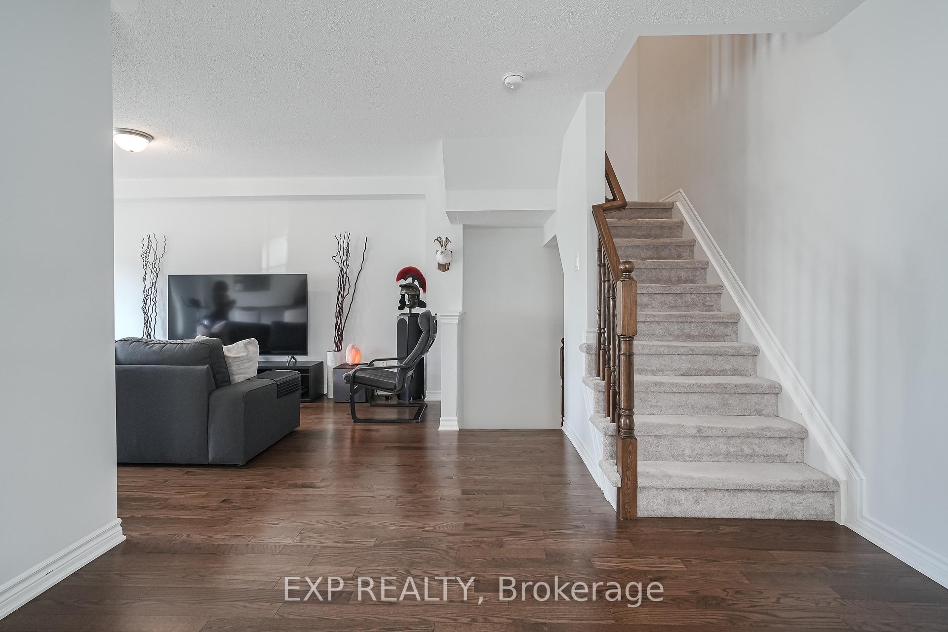 Photo 5 of 595 Foxlight Circle, Ottawa, Kanata - Emerald Meadows/Trailwest — HOMEH