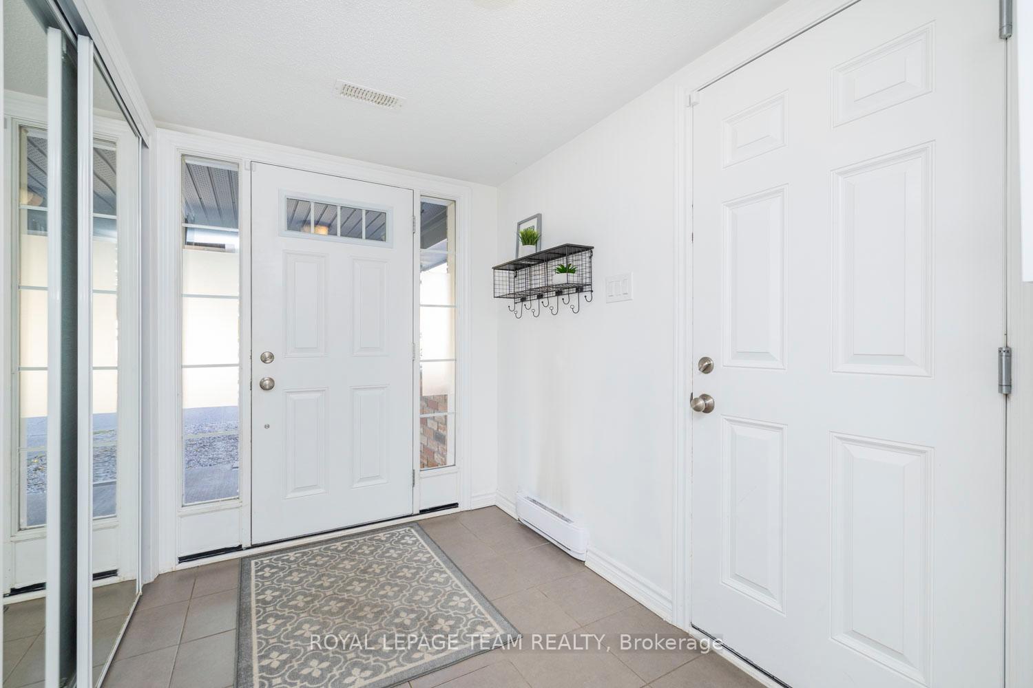 Photo 4 of 552 Foxlight Circle, Ottawa, Kanata - Emerald Meadows/Trailwest — HOMEH