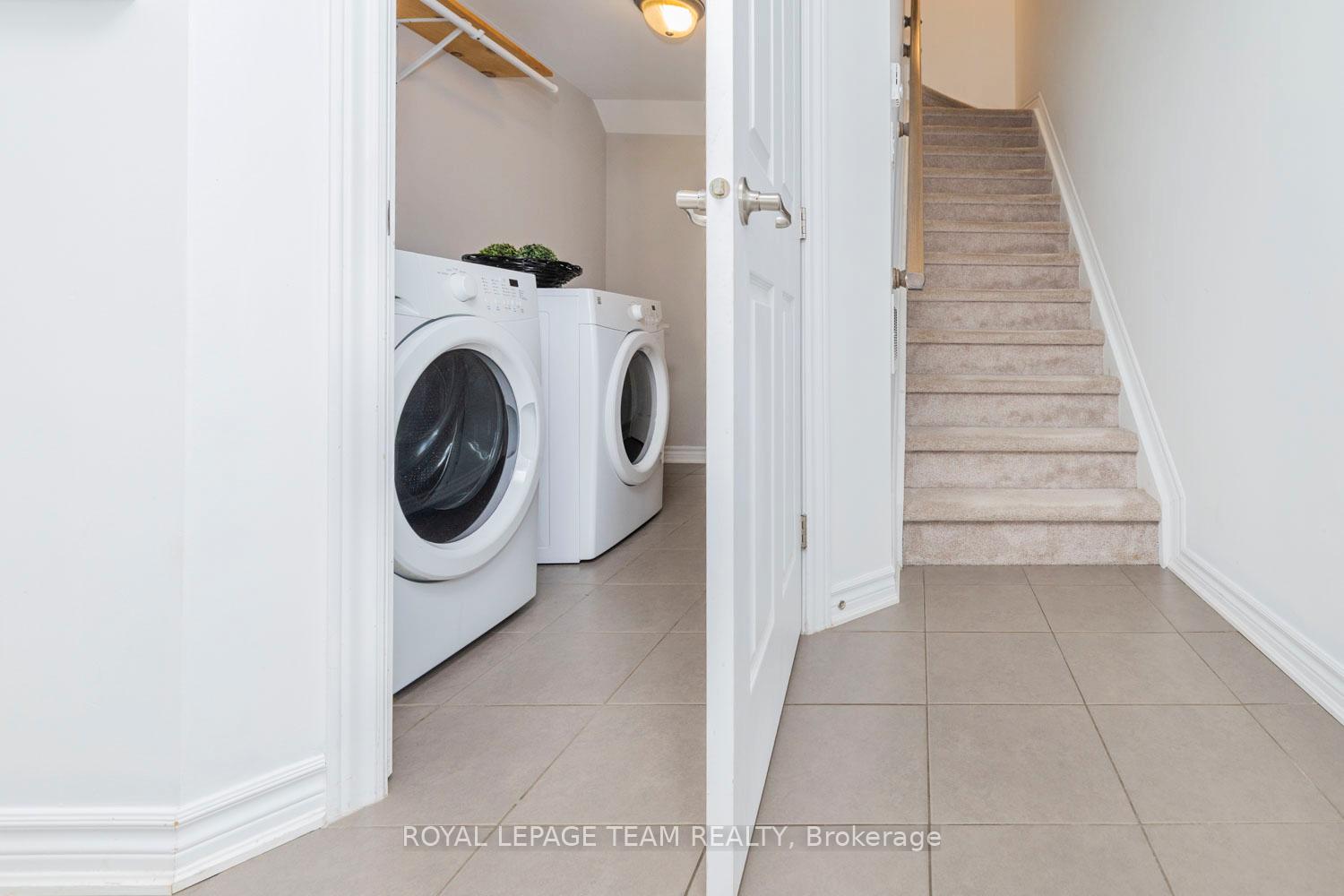 Photo 5 of 552 Foxlight Circle, Ottawa, Kanata - Emerald Meadows/Trailwest — HOMEH
