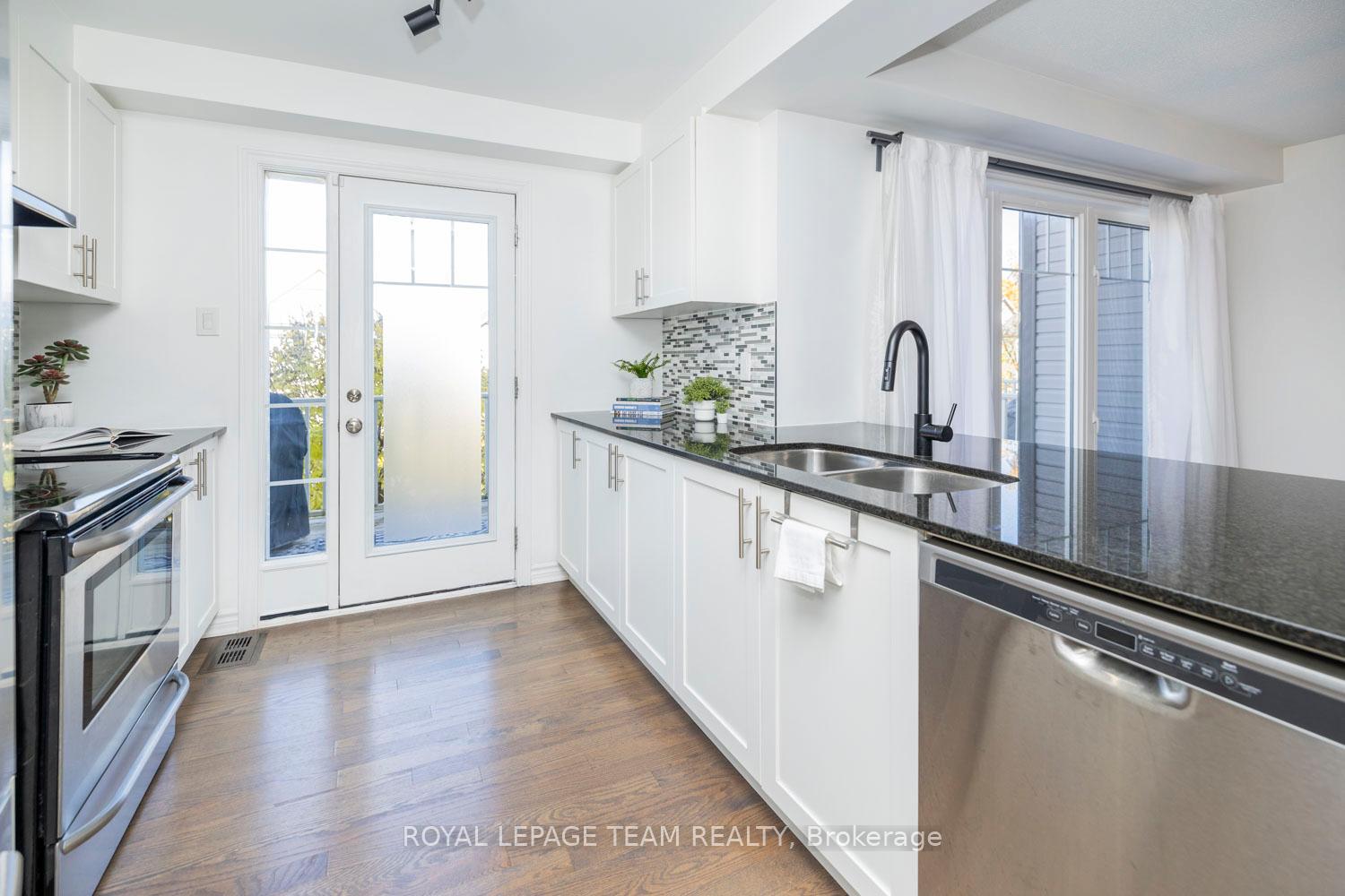 Photo 8 of 552 Foxlight Circle, Ottawa, Kanata - Emerald Meadows/Trailwest — HOMEH