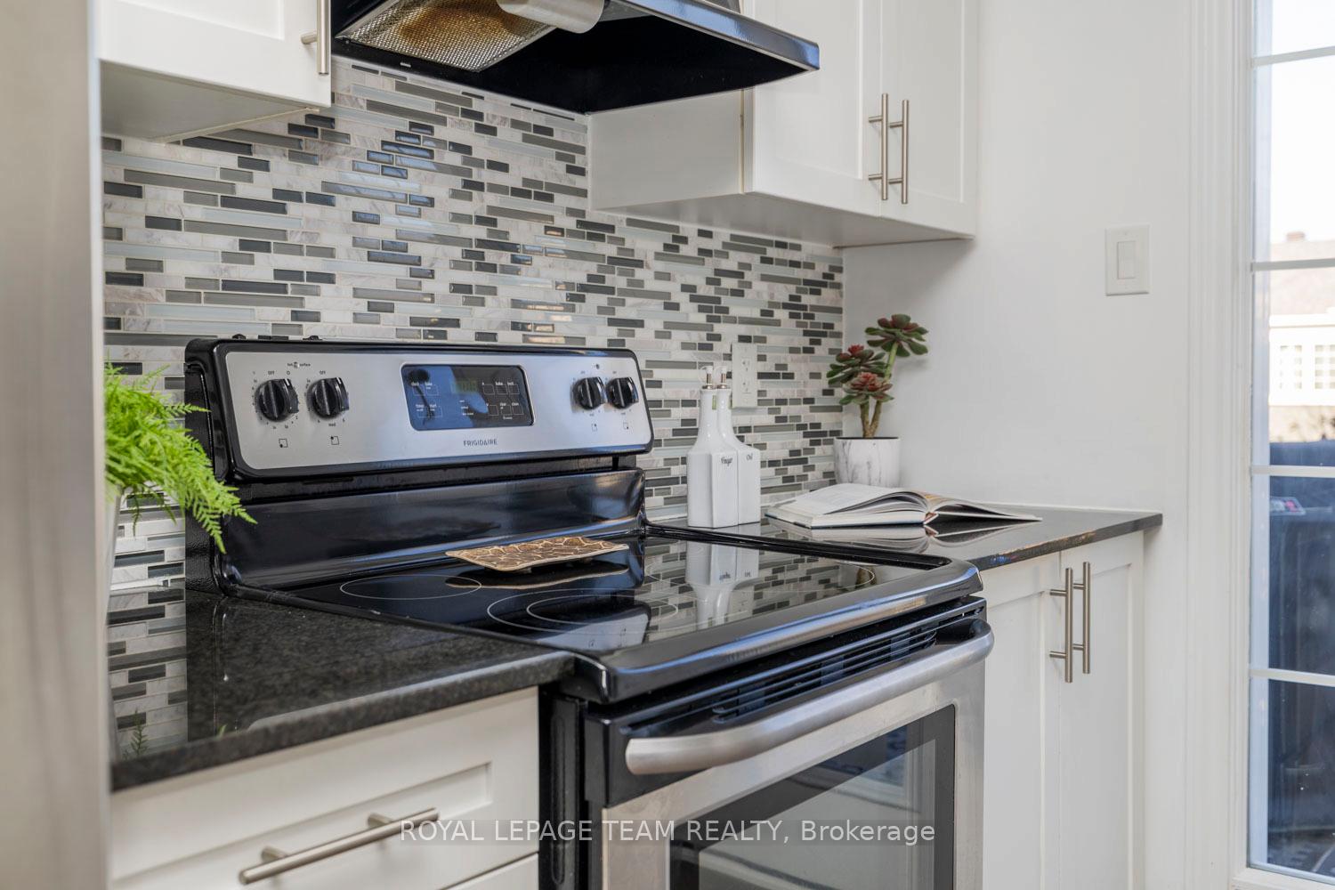 Photo 10 of 552 Foxlight Circle, Ottawa, Kanata - Emerald Meadows/Trailwest — HOMEH