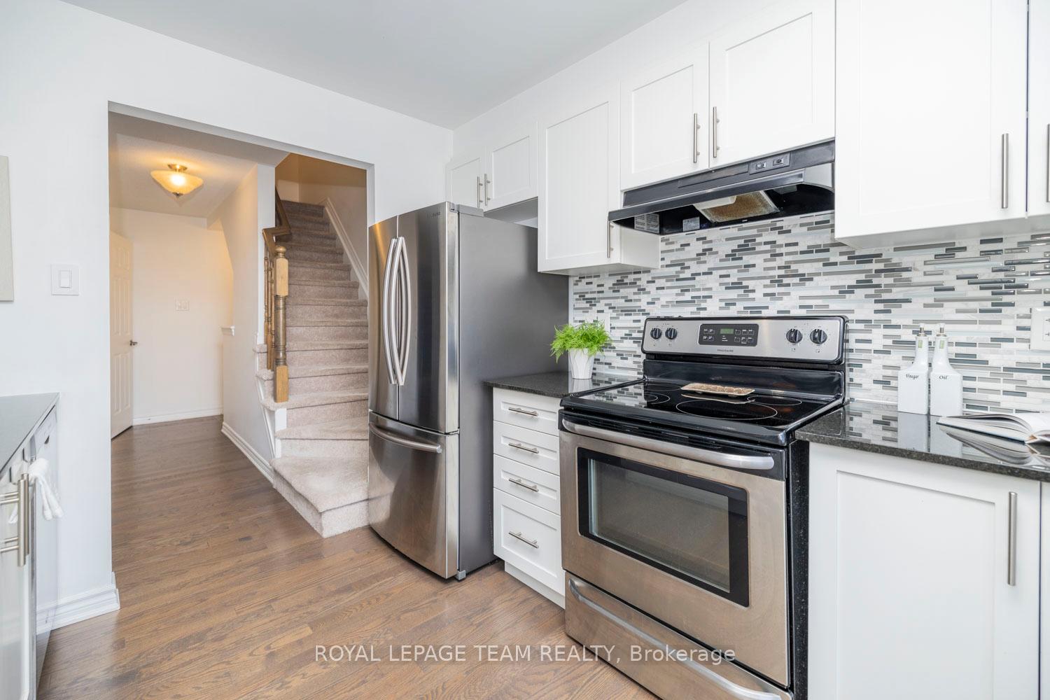 Photo 11 of 552 Foxlight Circle, Ottawa, Kanata - Emerald Meadows/Trailwest — HOMEH