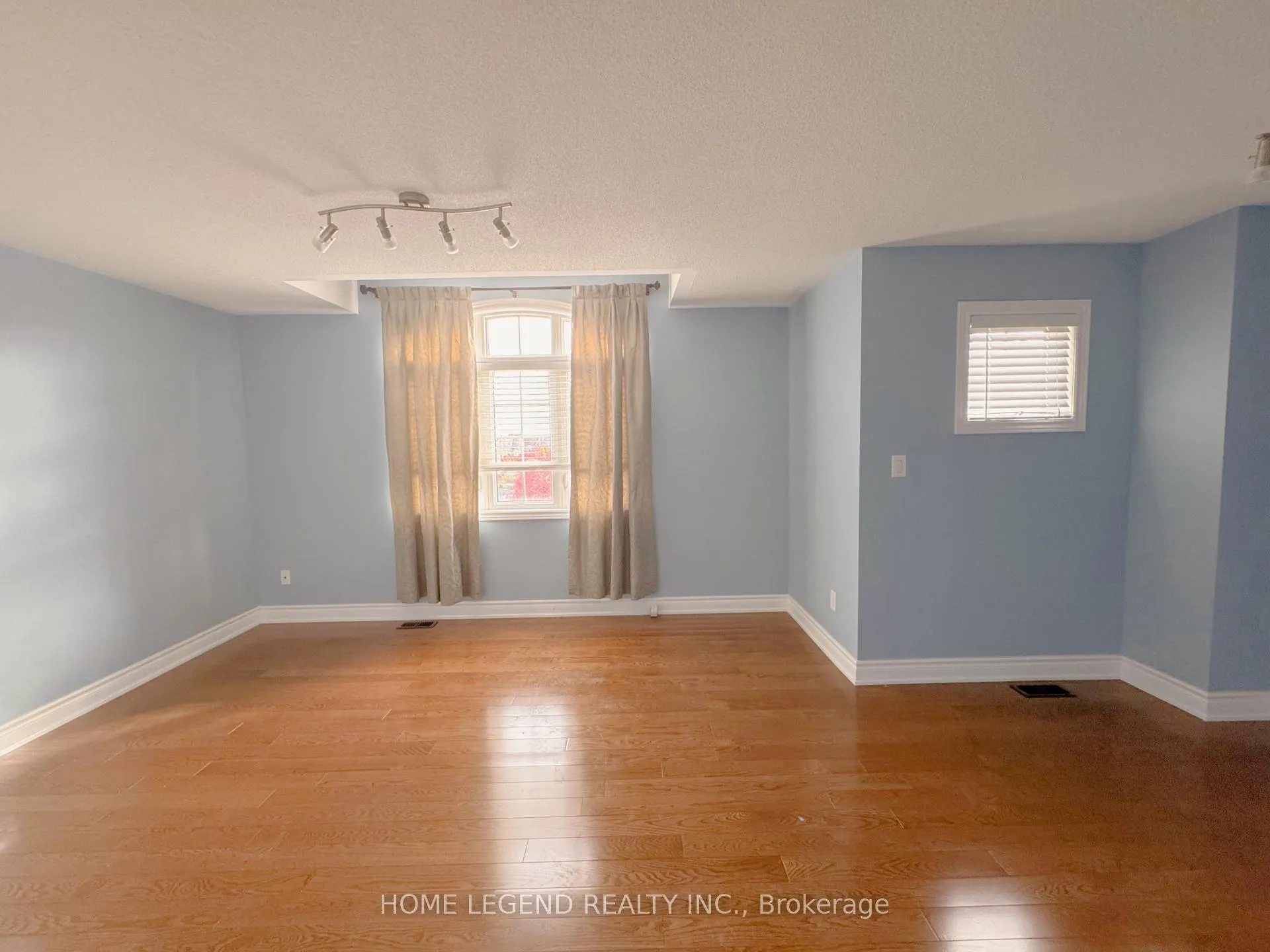 Photo 10 of 101 Glengordon Crescent, Markham, Devil's Elbow — HOMEH