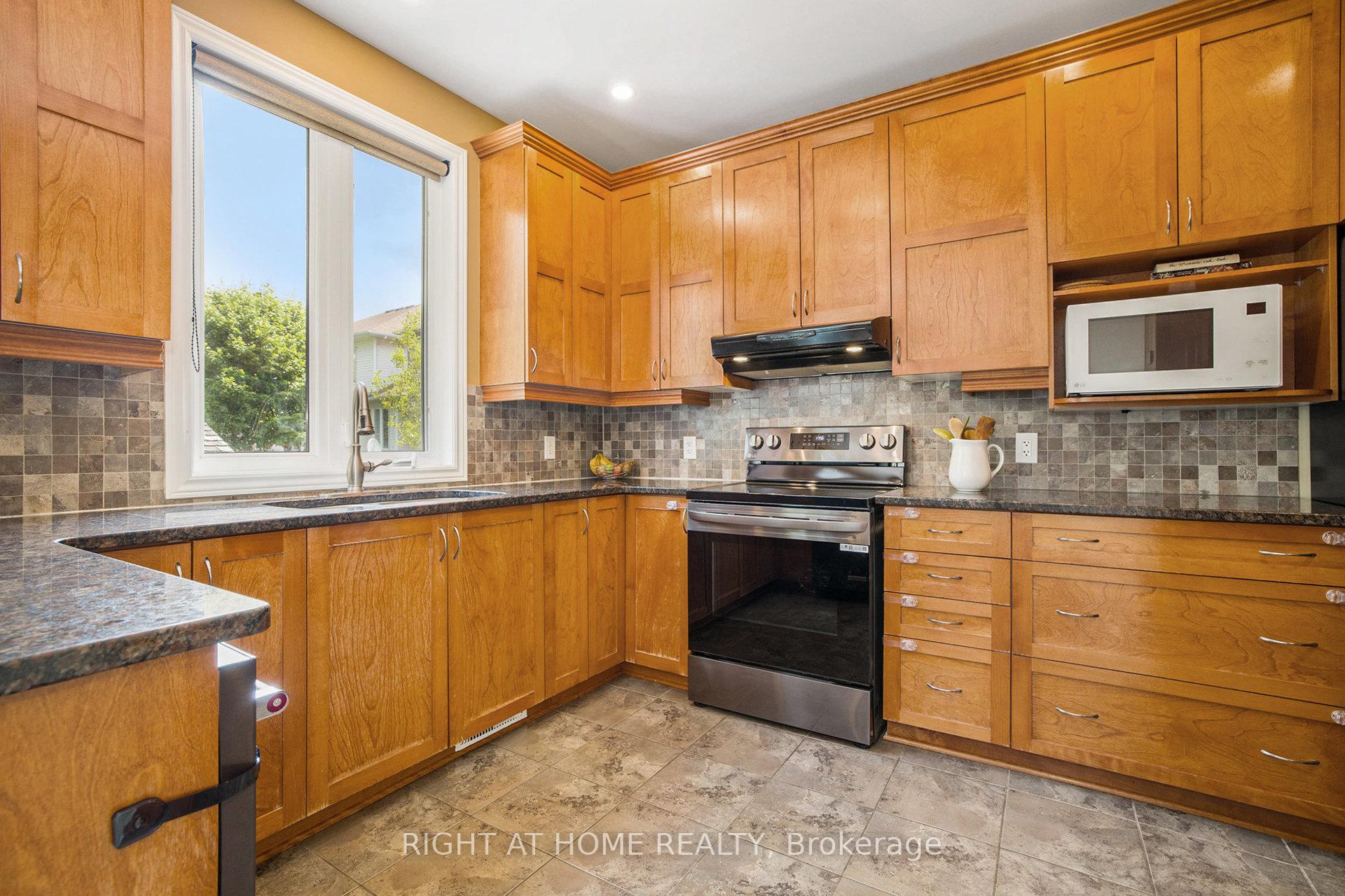 Photo 15 of 804 Oakside Crescent, Ottawa, Kanata - Morgan's Grant/South March — HOMEH