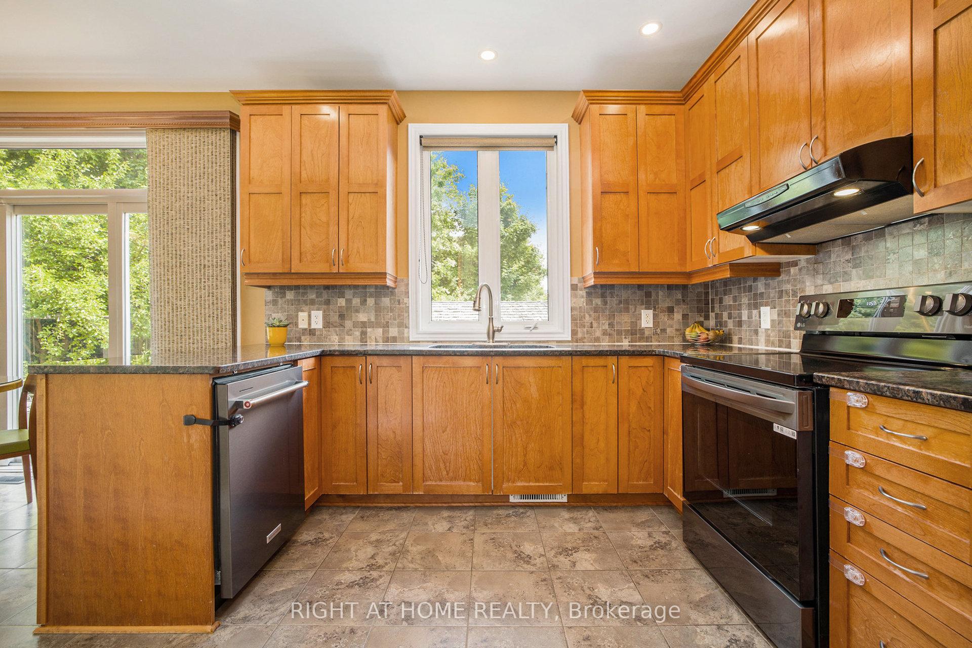 Photo 16 of 804 Oakside Crescent, Ottawa, Kanata - Morgan's Grant/South March — HOMEH