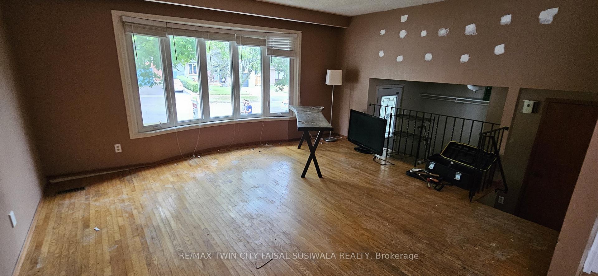 Photo 3 of 143 Brookside Crescent, Kitchener — HOMEH